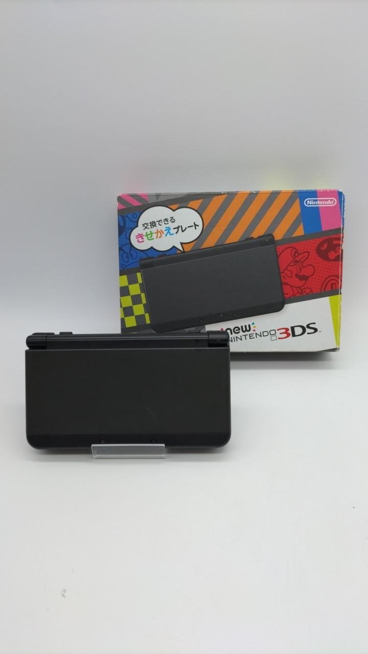 Nintendo New 3DS with Swapable Cover Plates, scratches & yellowing on top screen