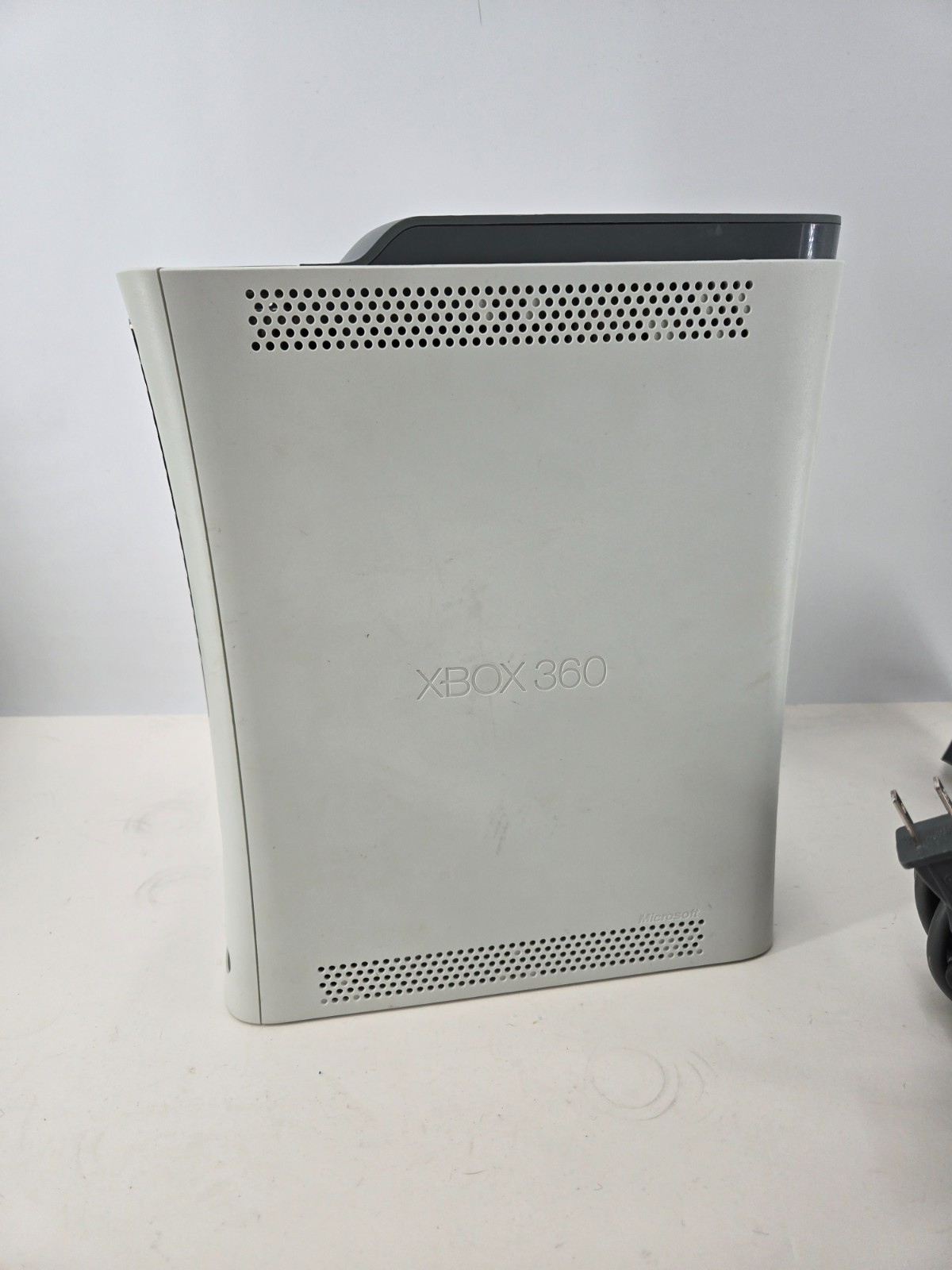 Microsoft Xbox 360 Console with 60GB HDD & Cords – Doesn’t read discs