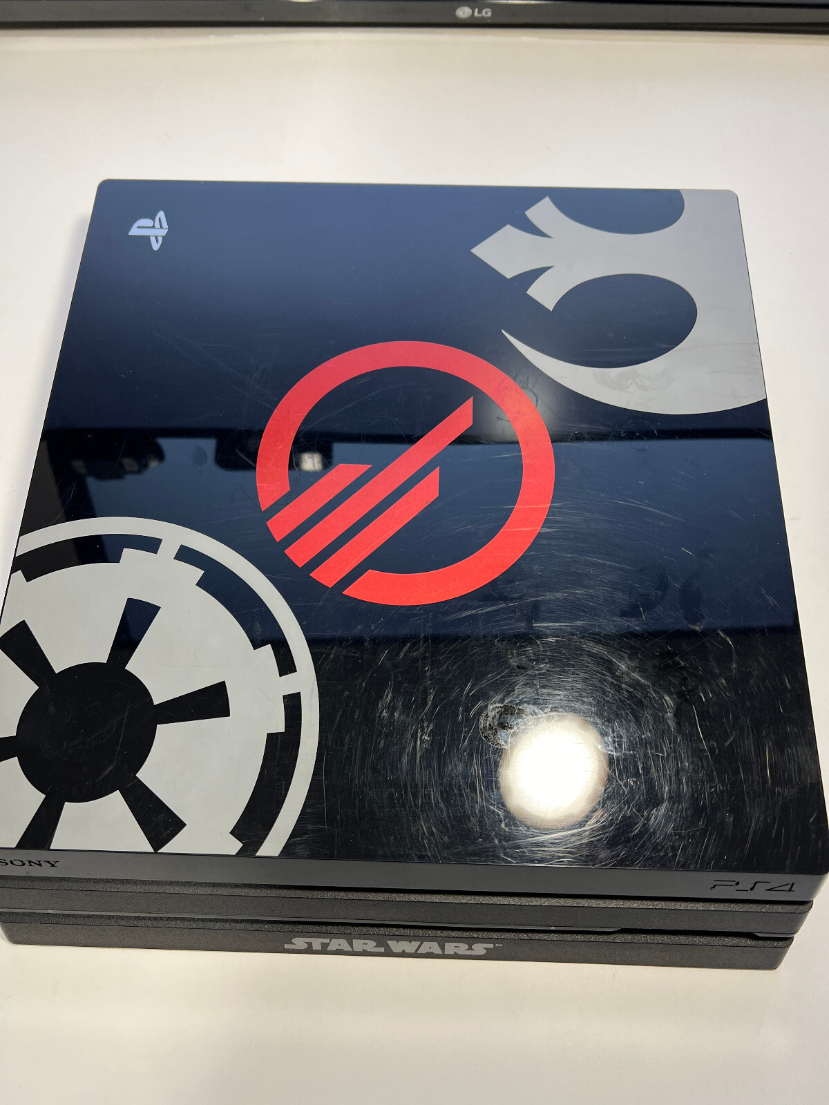 Star Wars Battlefront 2 Limited Edition PS4 Pro, 2 branded controllers, 3 games