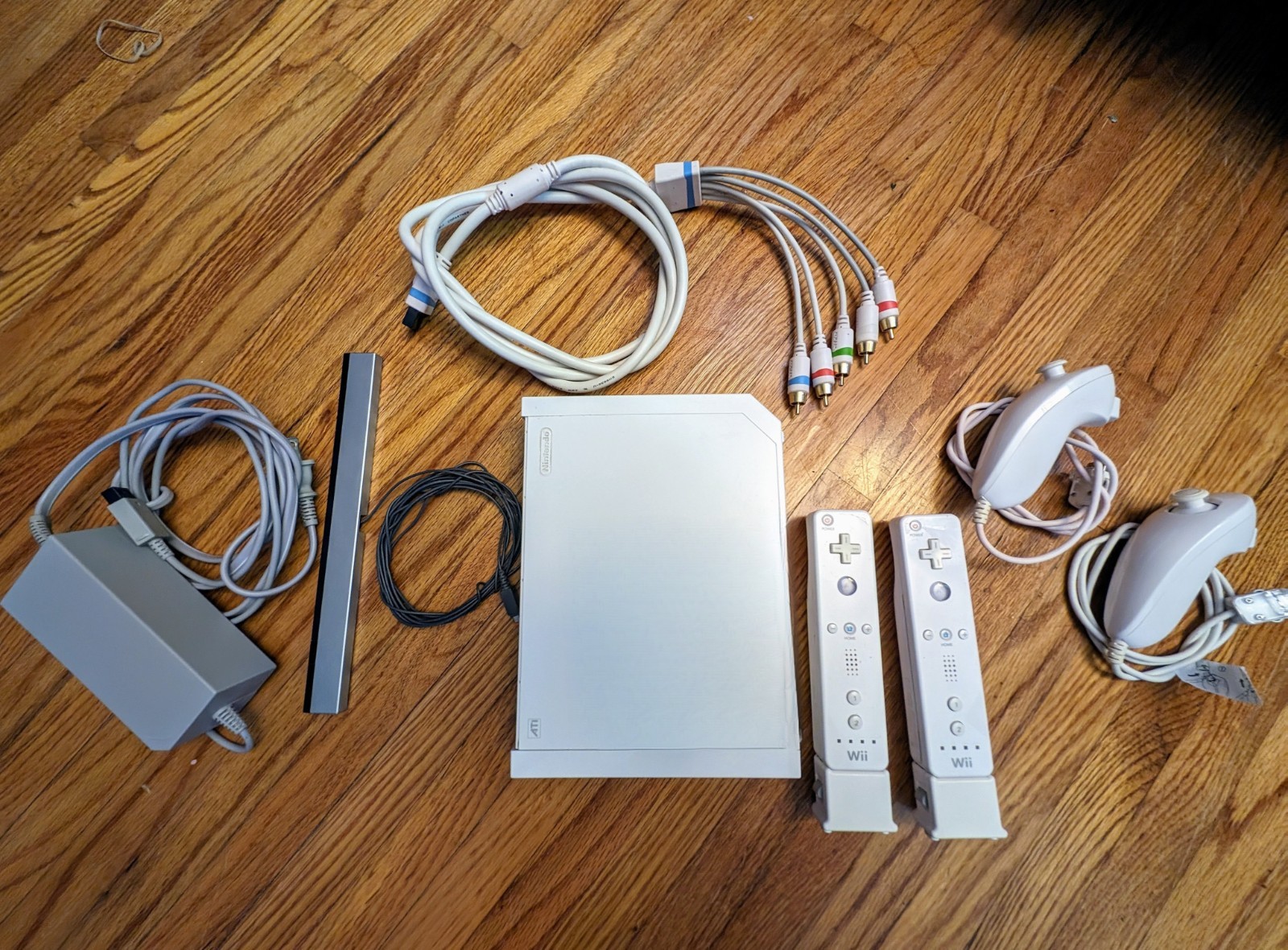 Nintendo Wii RVL-001 Console Bundle, 2 Controllers, 2 Nunchucks, Component HD