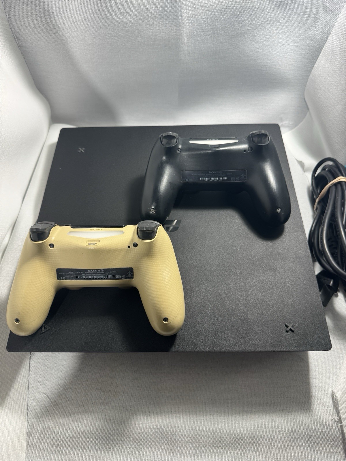 PlayStation 4 Pro CUH-7015B Bundle 2 Controllers Headset And Wall Mount