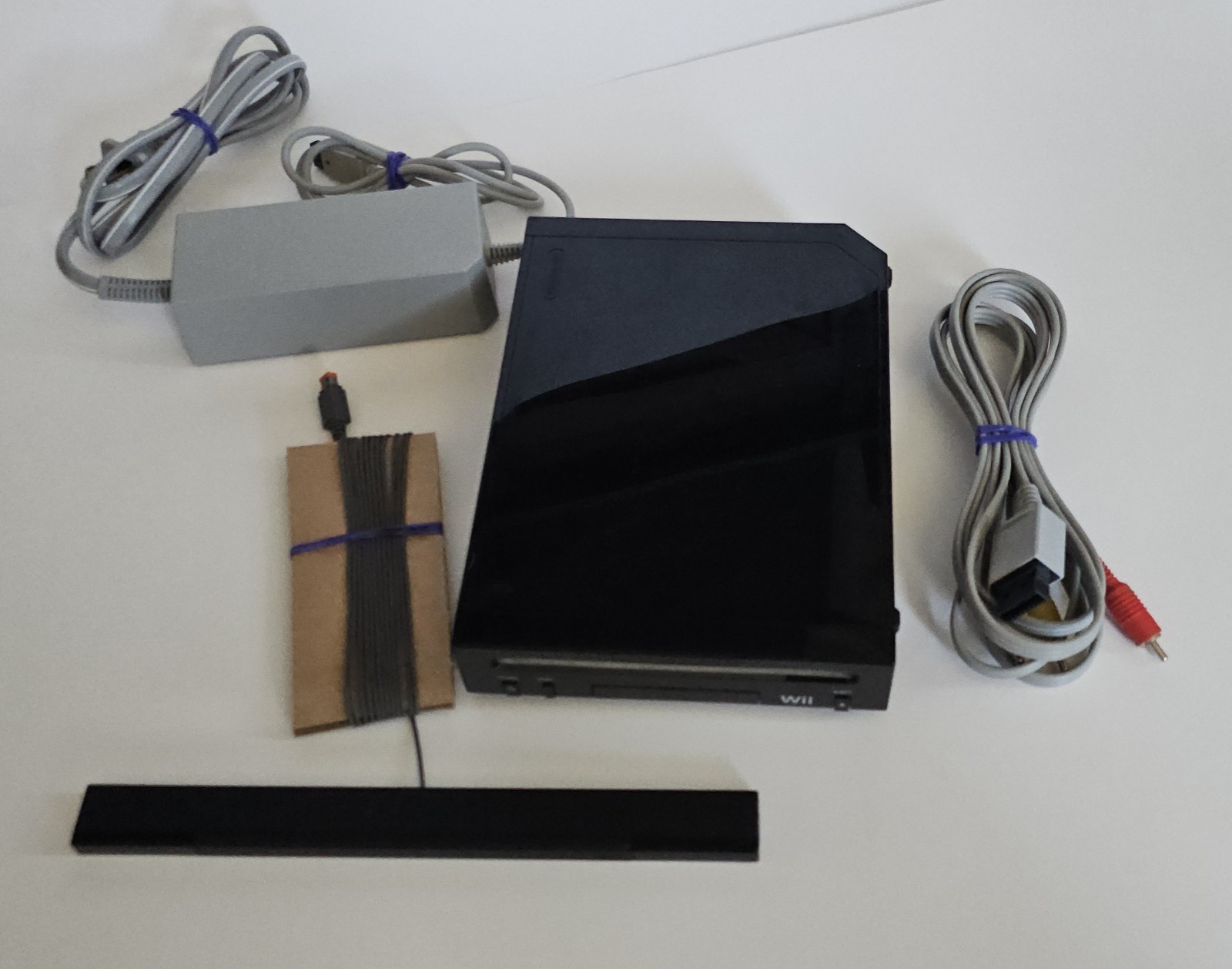 Nintendo WII Black RVL-101 Console, Cords, 2 Remotes EUC & New Nunchuck