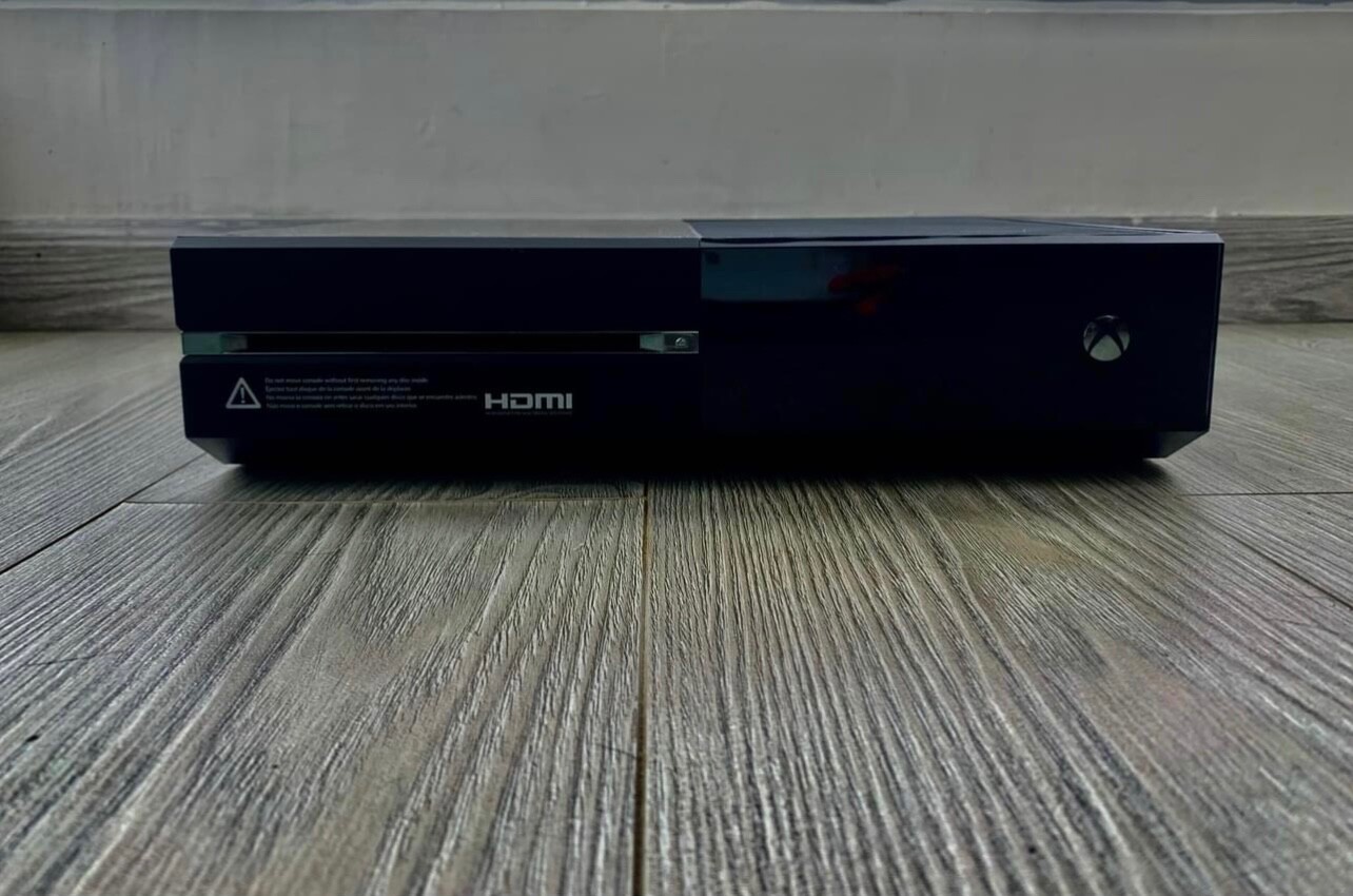 Used Xbox One Microsoft black with controller 