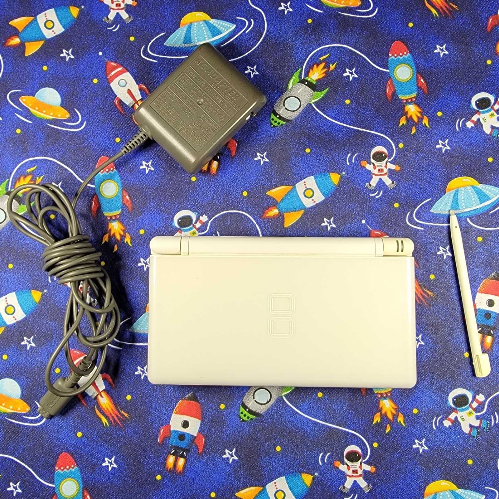 Nintendo DS Lite USG-001 Polar White w/stylus charger all OEM