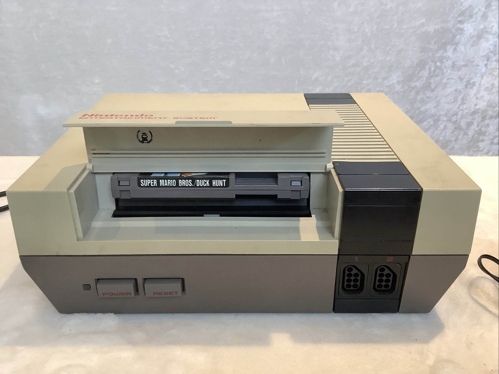 Nintendo Entertainment System Cons+ 2 Controllers + Super Mario Bros./ Duck Hunt