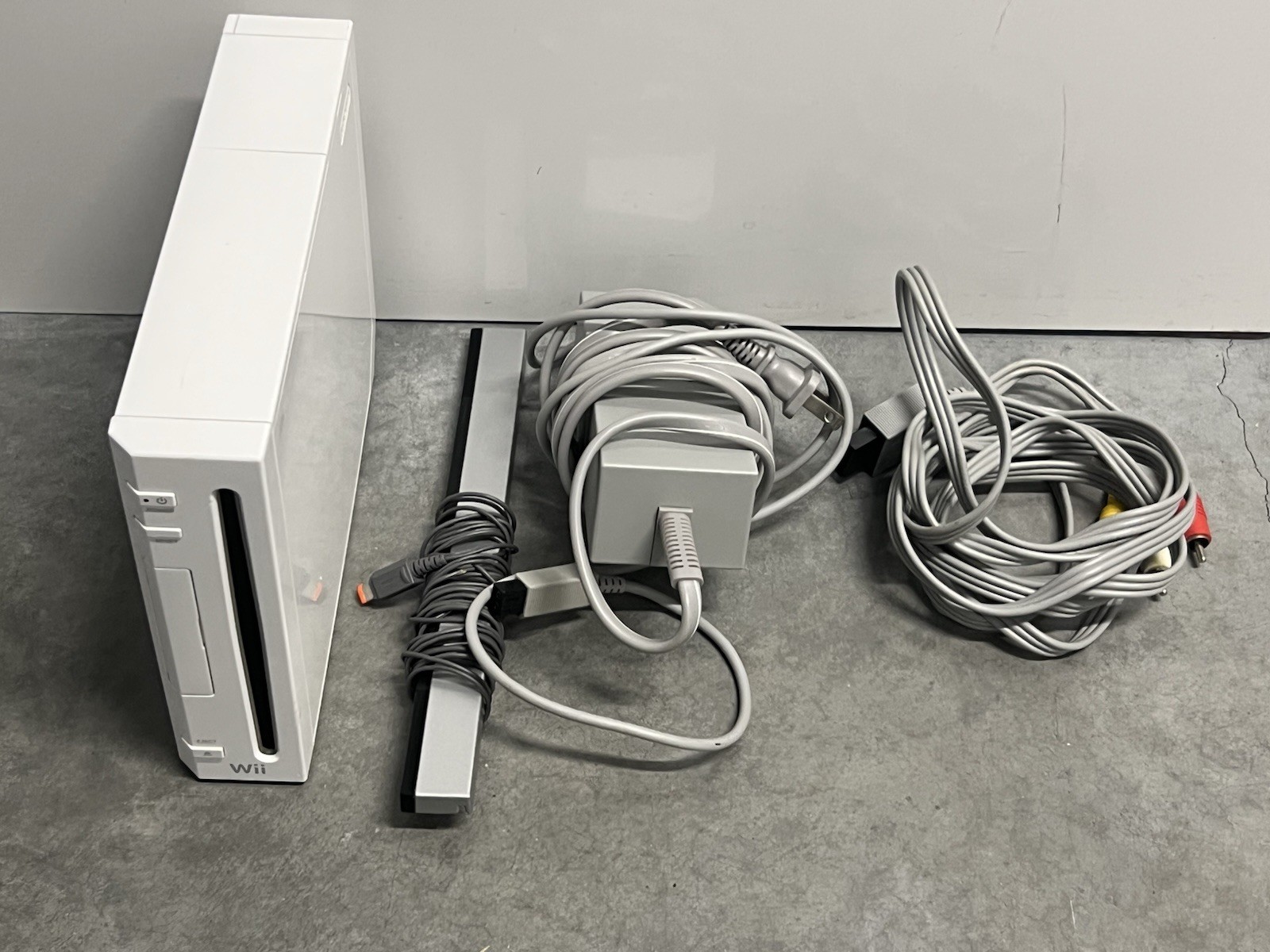 Nintendo Wii White Console 10 Games Lots Of Accessories! No Nunchuck Adult Own