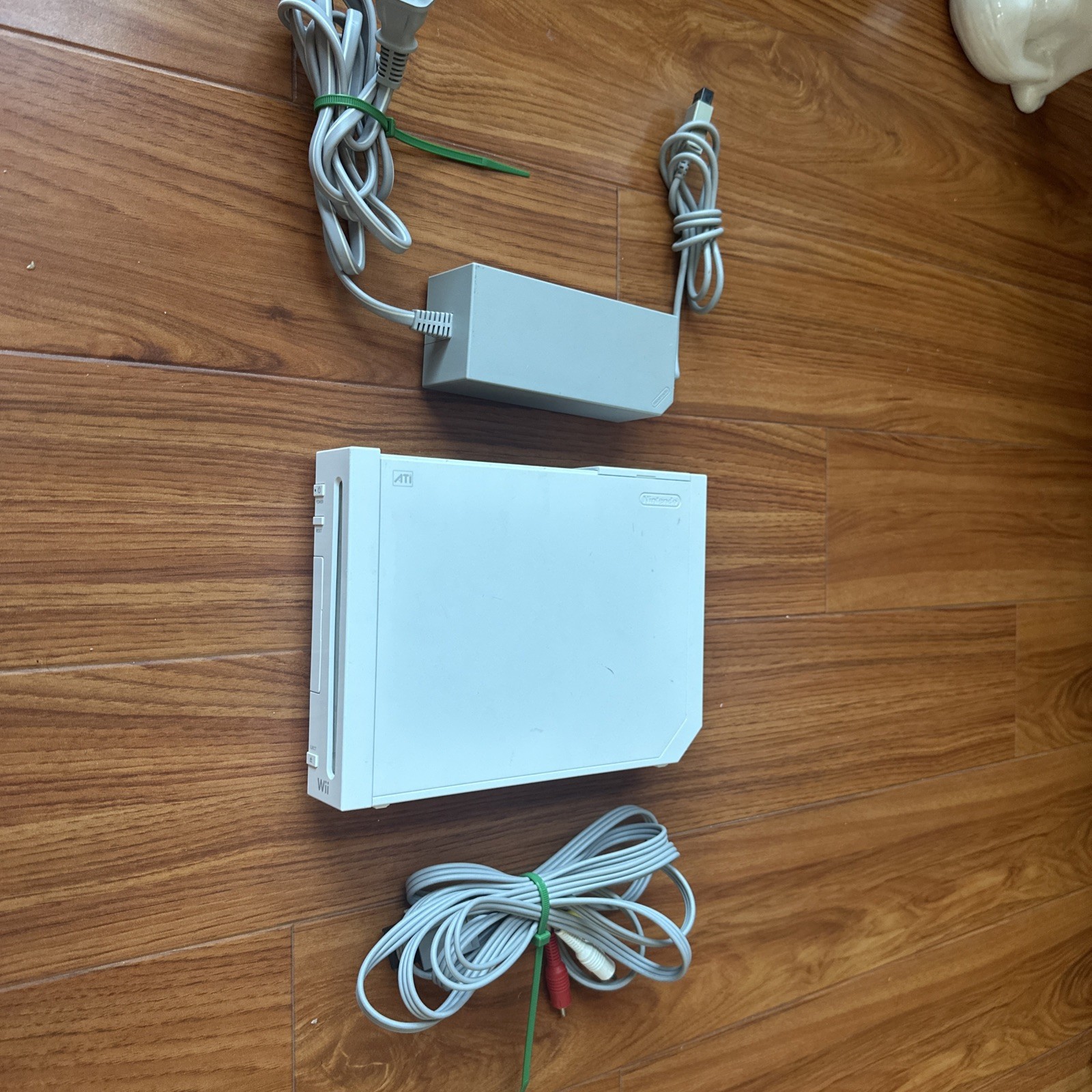 (#51).Nintendo Wii RVL-001 Home Console – W/ Cables + AV cables.