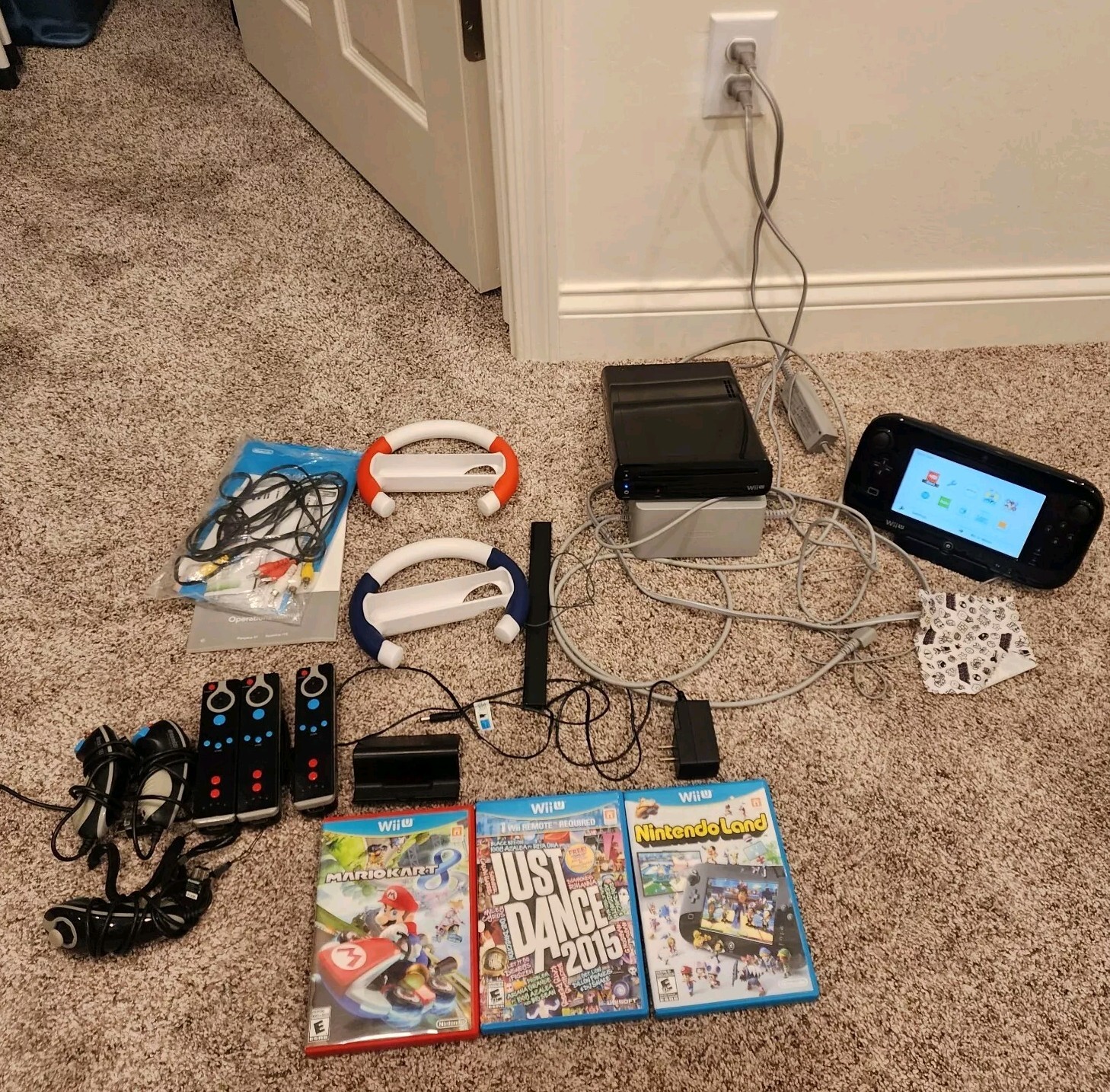 Nintendo Wii U 32 GB Super Mario 3D World Deluxe Set + more EXTRAS Read Descript