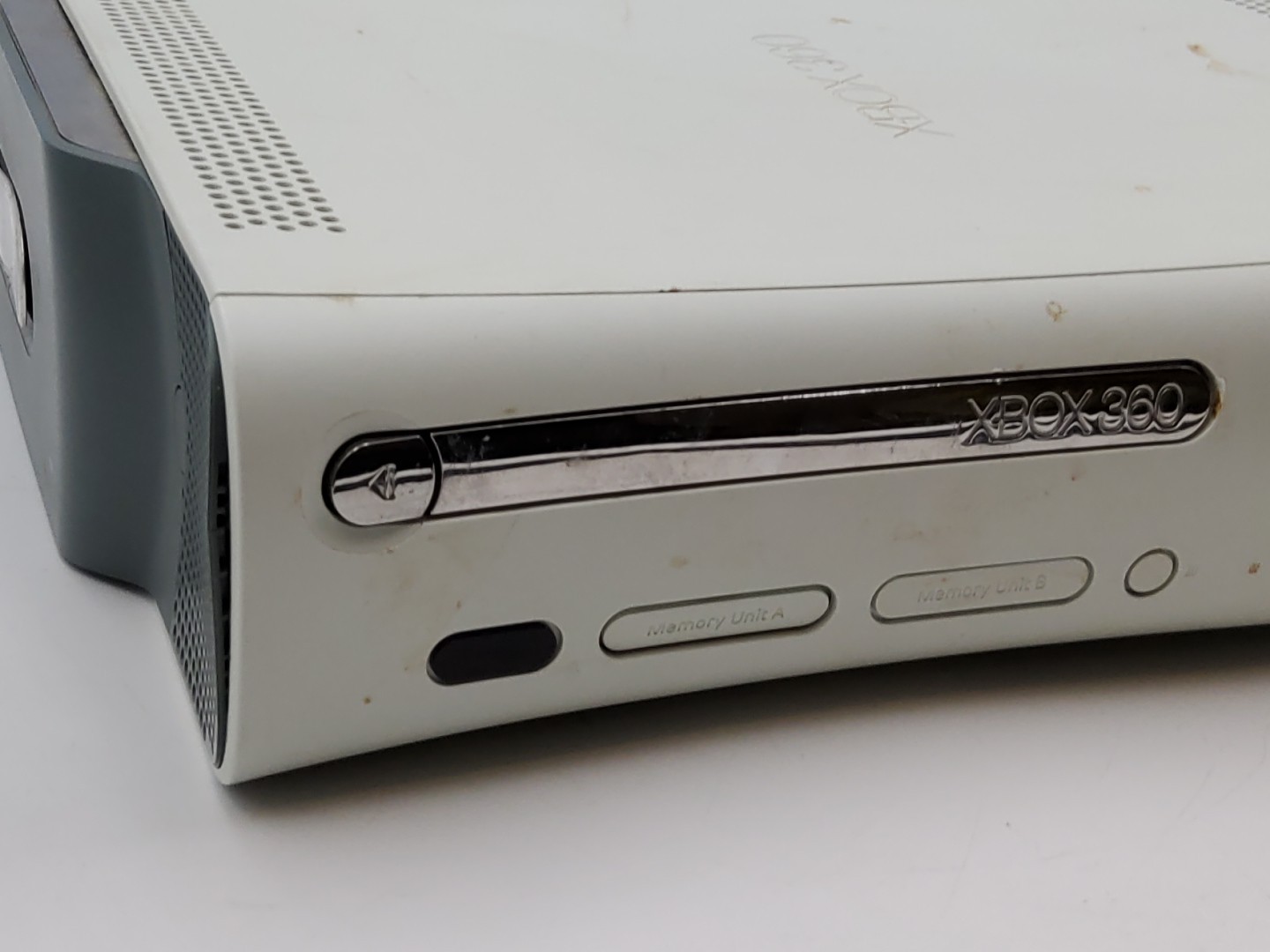 Microsoft Xbox 360 Game Console w 20 GB Hard Drive (Power & Aux Cord