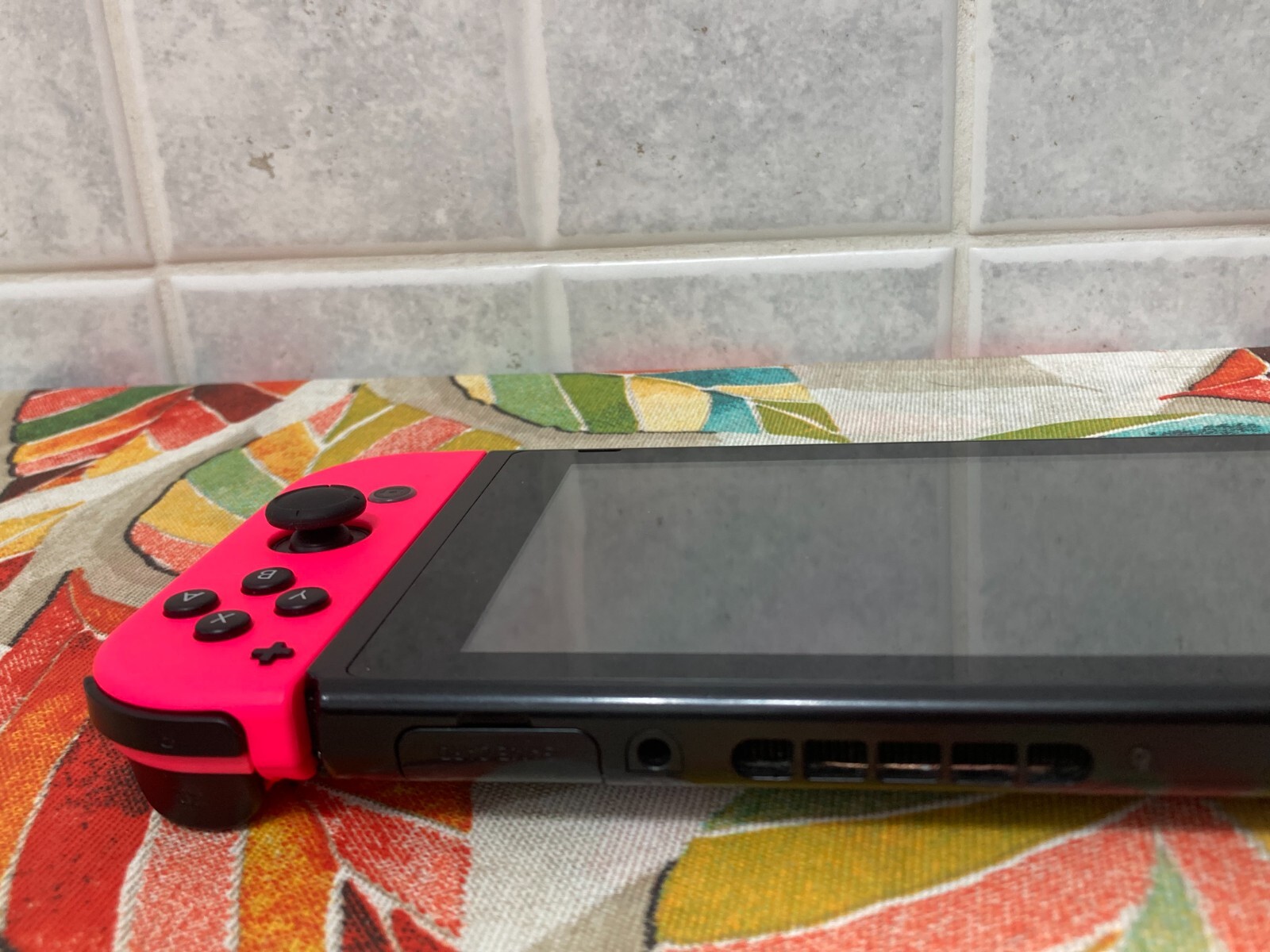 NINTENDO SWITCH GREEN AND RED – PORTABLE CONSOLE – ACCESSORIES + CASE.