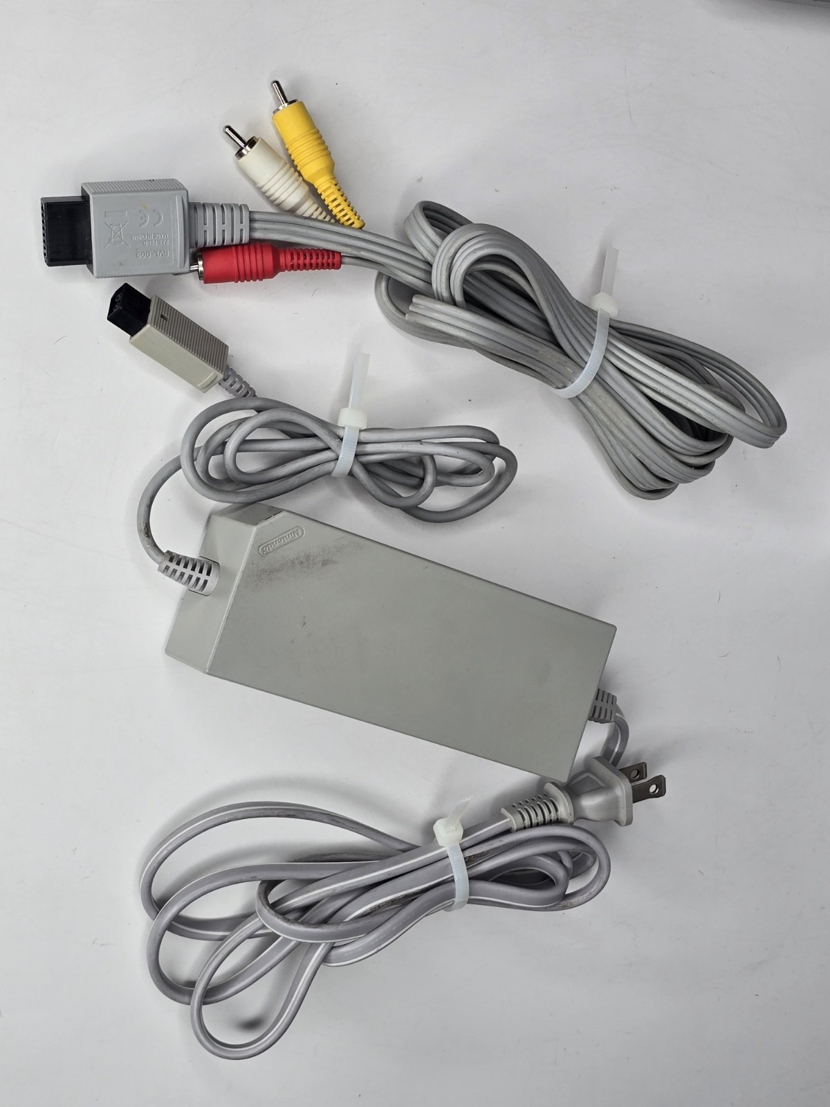 Nintendo Wii / Mario Kart (GameCube Compatible) RVL-001 Motion, Nunchuk & Cables