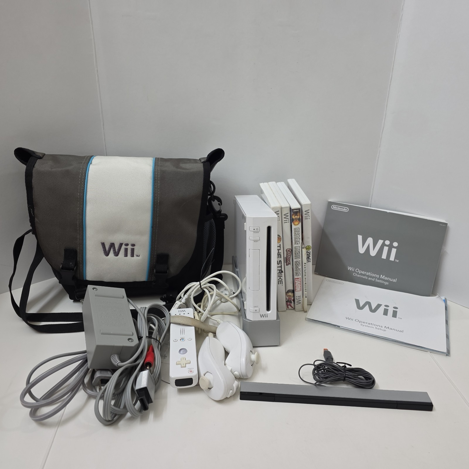 Nintendo Wii Console Bundle White RVL-001 Controllers Games Carrying Case