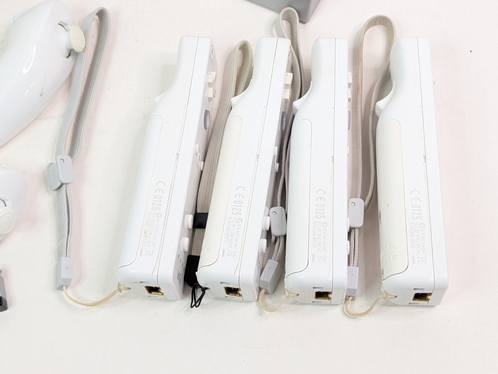 Nintendo Wii Console Bundle 8 Games 4 Controllers 2 Nunchuks Cables Sensor Bar