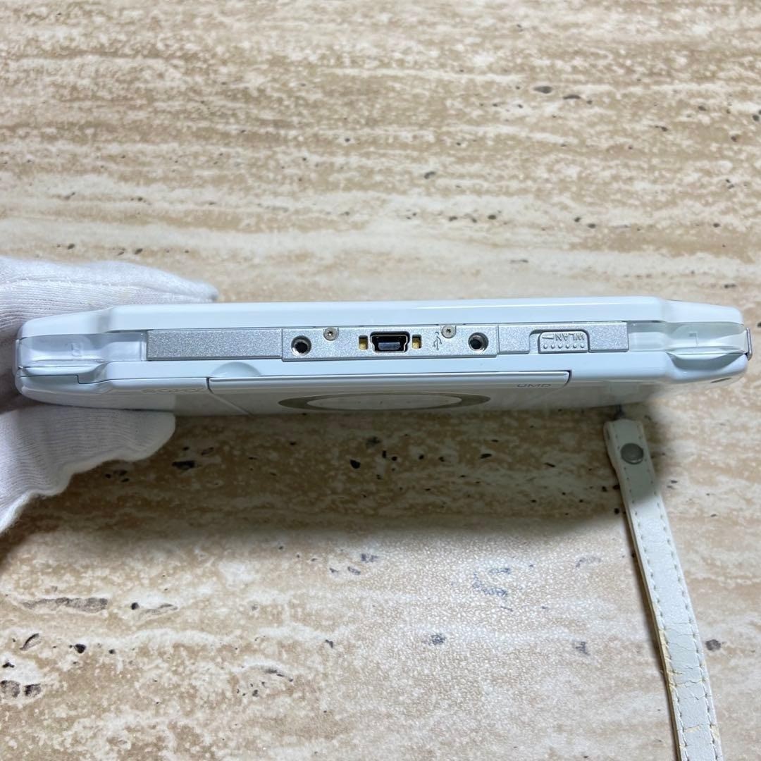 Sony PSP 2000 Ceramic White Almost Unused Complete in Box 6760