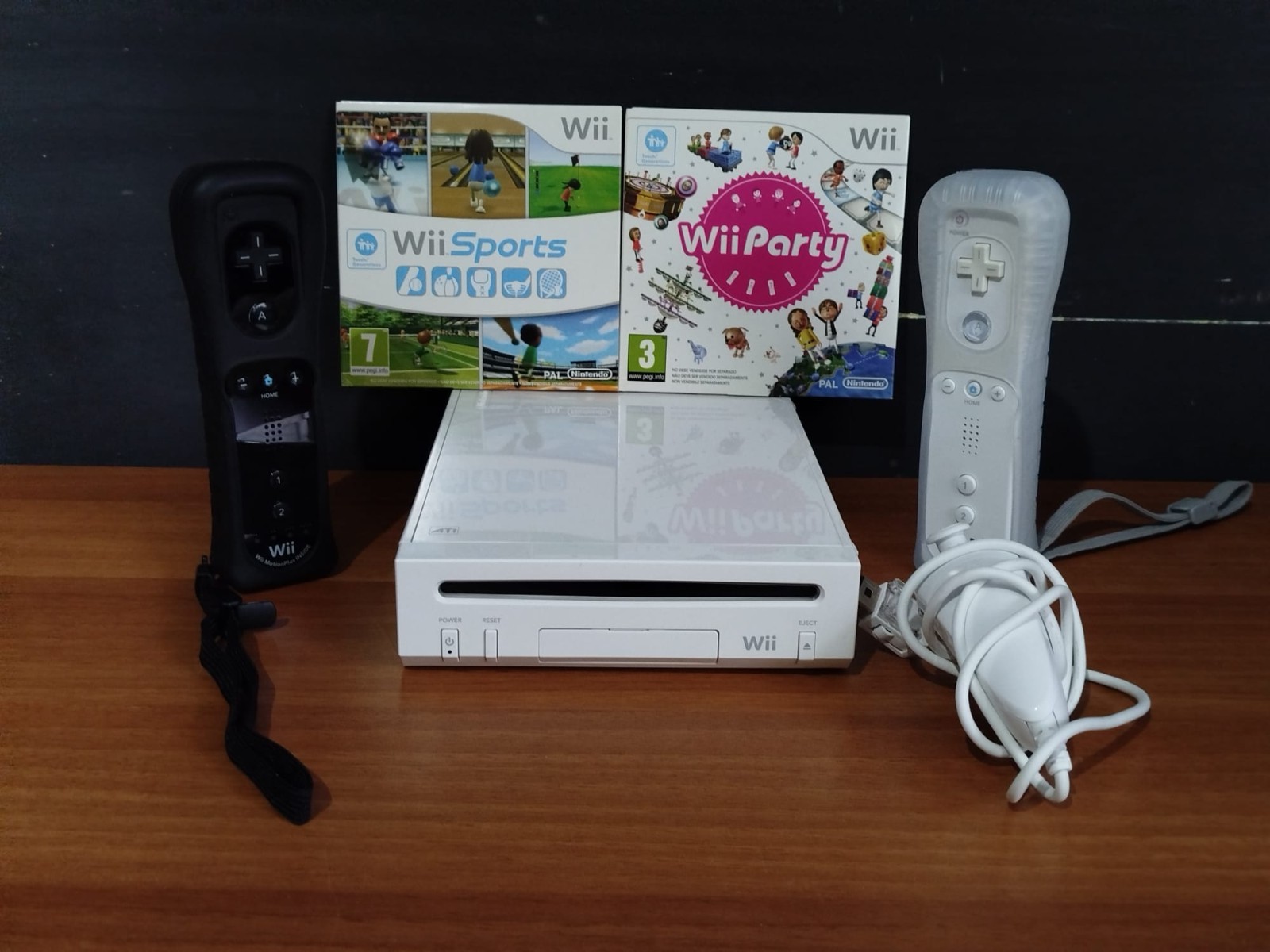 NINTENDO WII FAMILY EDITION Console with Original Box + WII REMOTE CONTROLLER