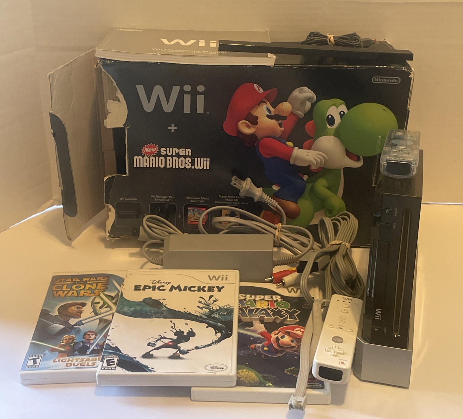 Nintendo Wii Black Console New Super Mario bros In Box Bundle W/ 3games 2 Contro