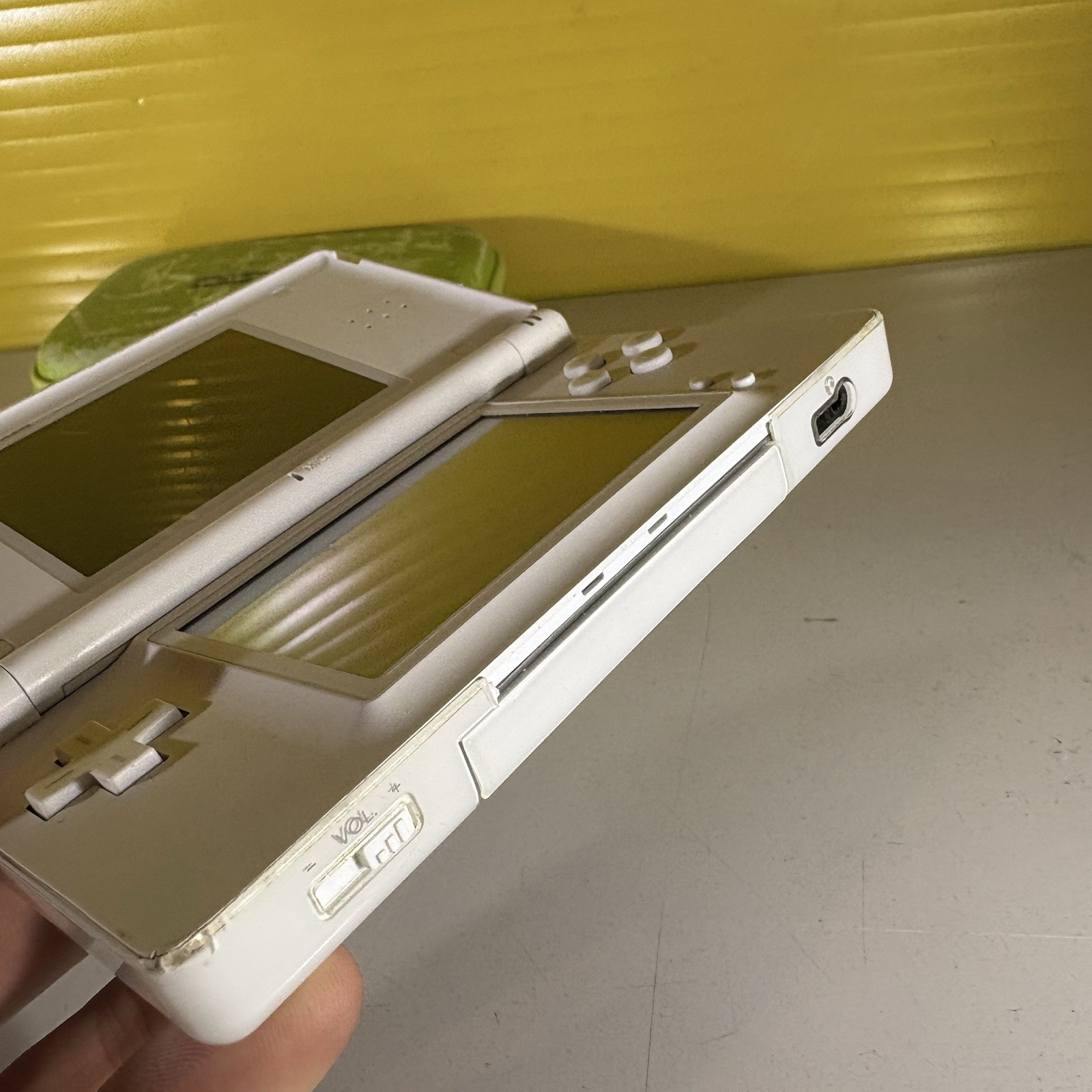 NINTENDO DS LITE WHITE – ORIGINAL TESTED AND WORKING + CHARGER AND NIB