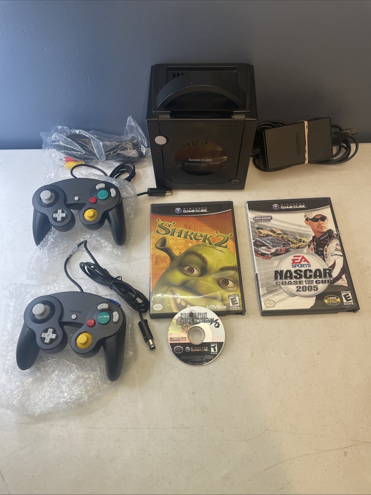 Nintendo GameCube Video Game Console DOL-101 USA Black. 2 Controllers 3 Games