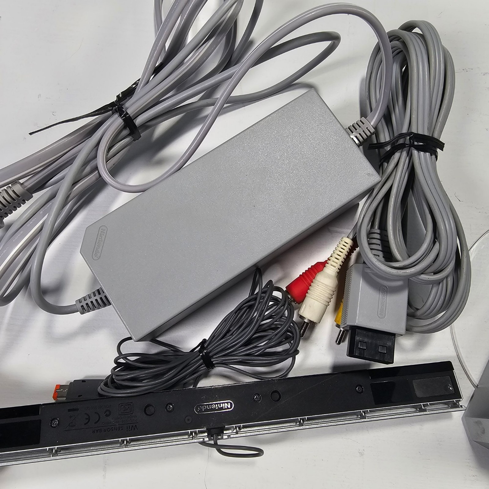 Nintendo Wii Console Bundle Remote Nunchuk Cables Stand & Manual w/ Game Party