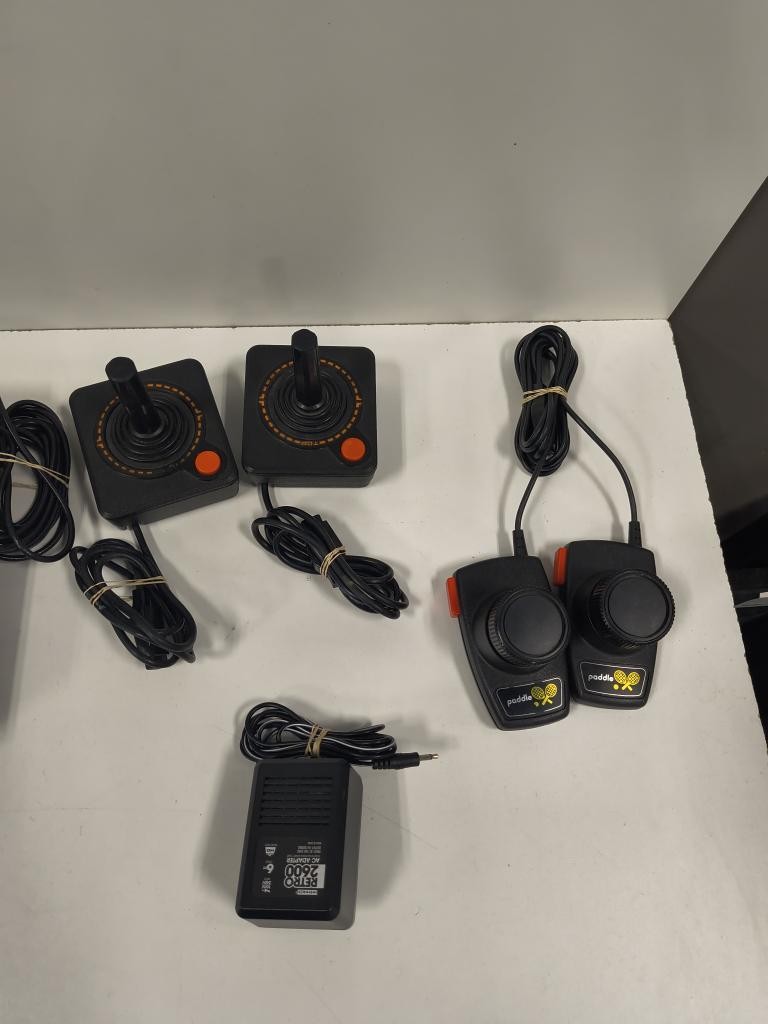 ATARI CONSOLE 2600 WOOD 4 CONTROLLERS TWO REGULAR 2 PONG PADDLES. (P20034130)