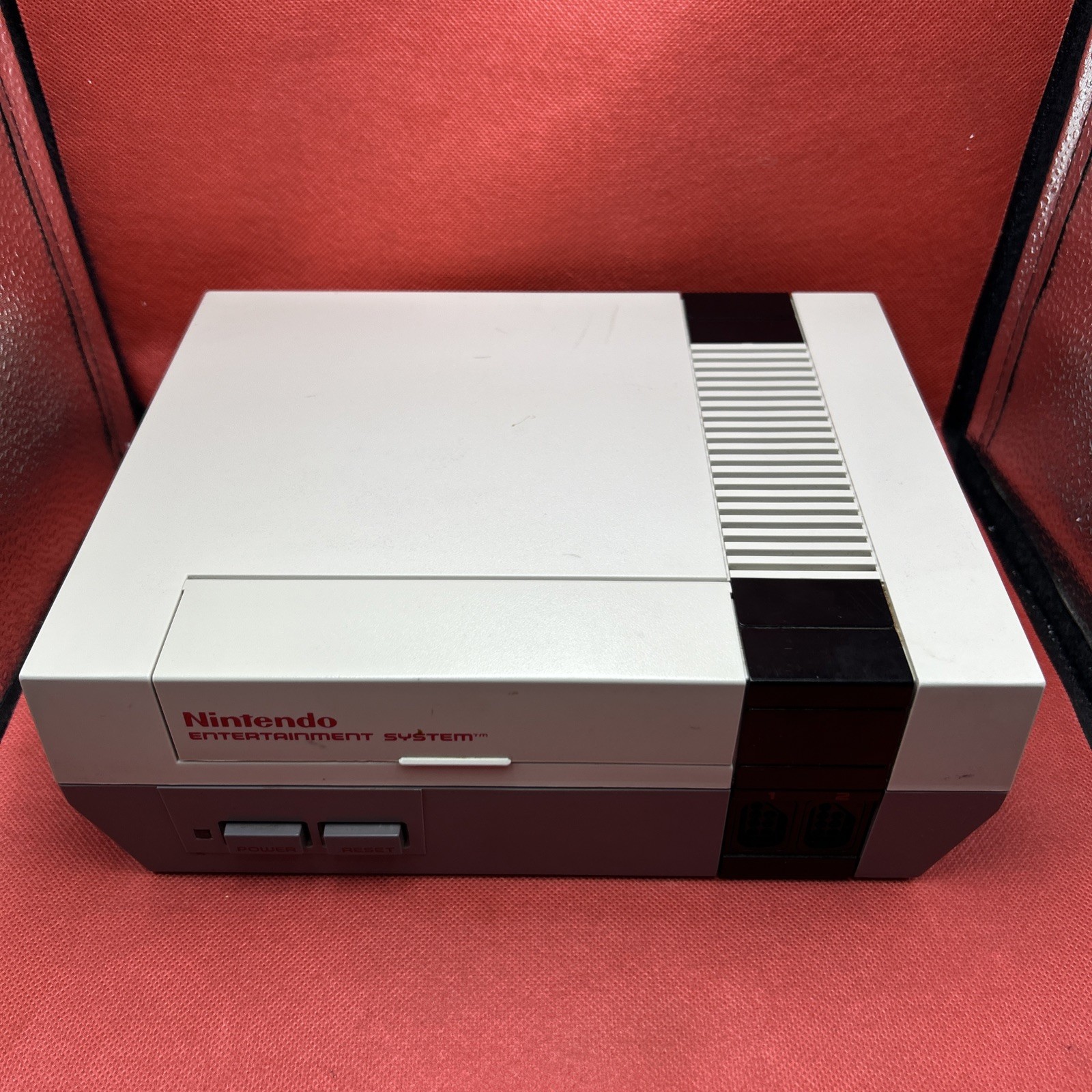 Nintendo Entertainment System NES Action Set CIB Box With Zapper And Game