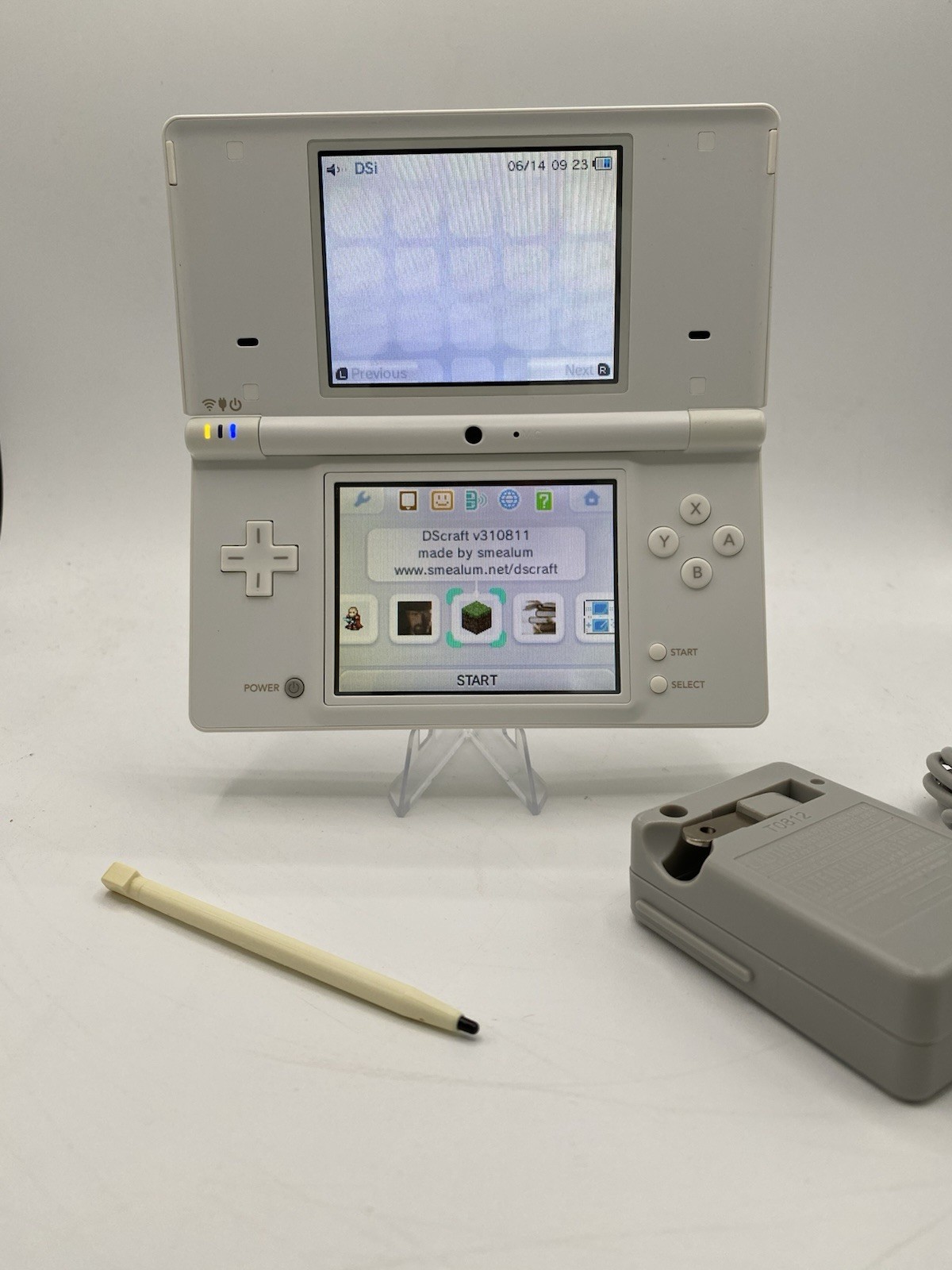 Nintendo DSi White – Includes Preloaded Library (Large Collection)