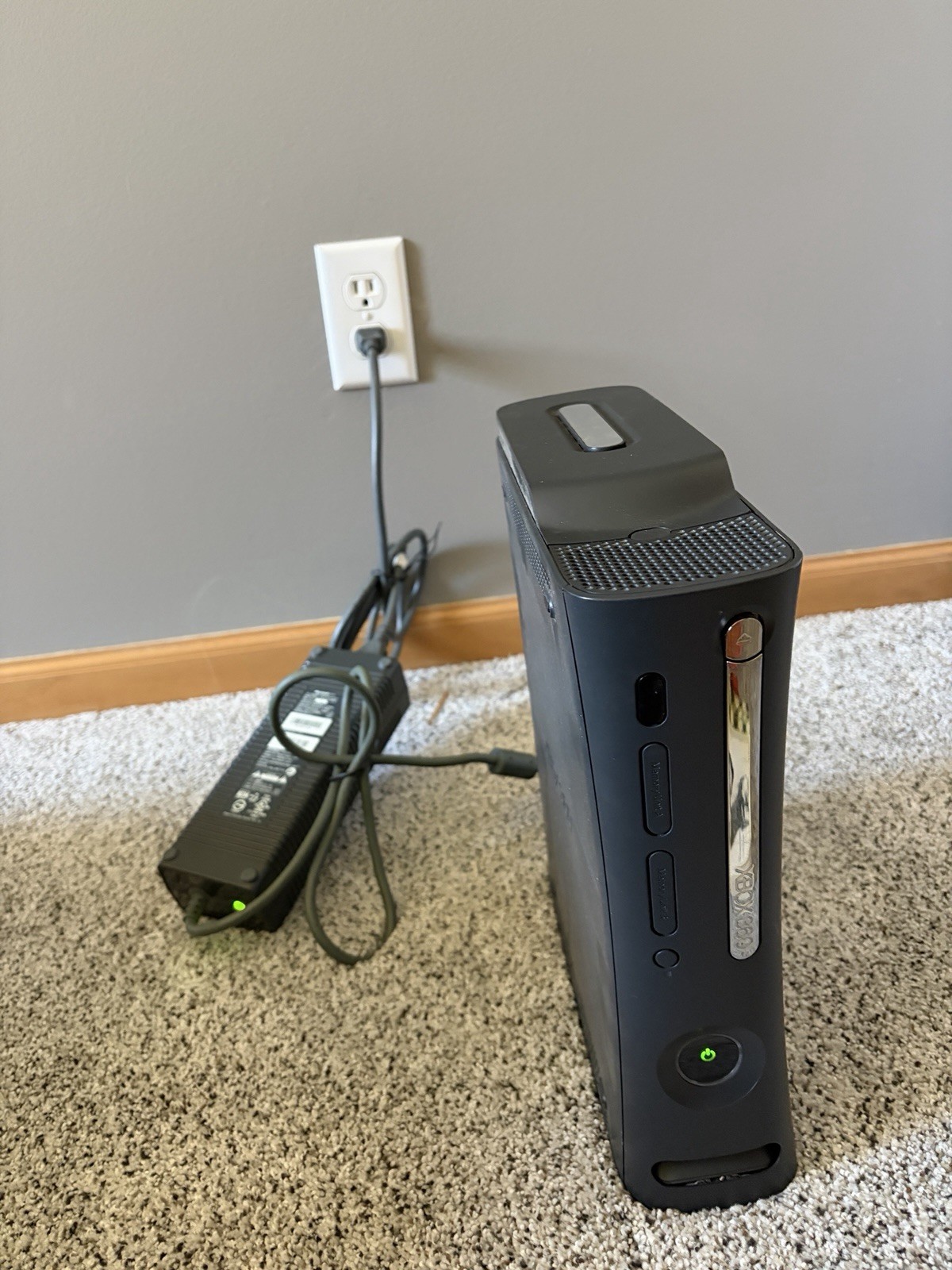 Microsoft Xbox 360 Black Console/brick. 120 GB hard Drive. DISK TRAY DOESNT OPEN