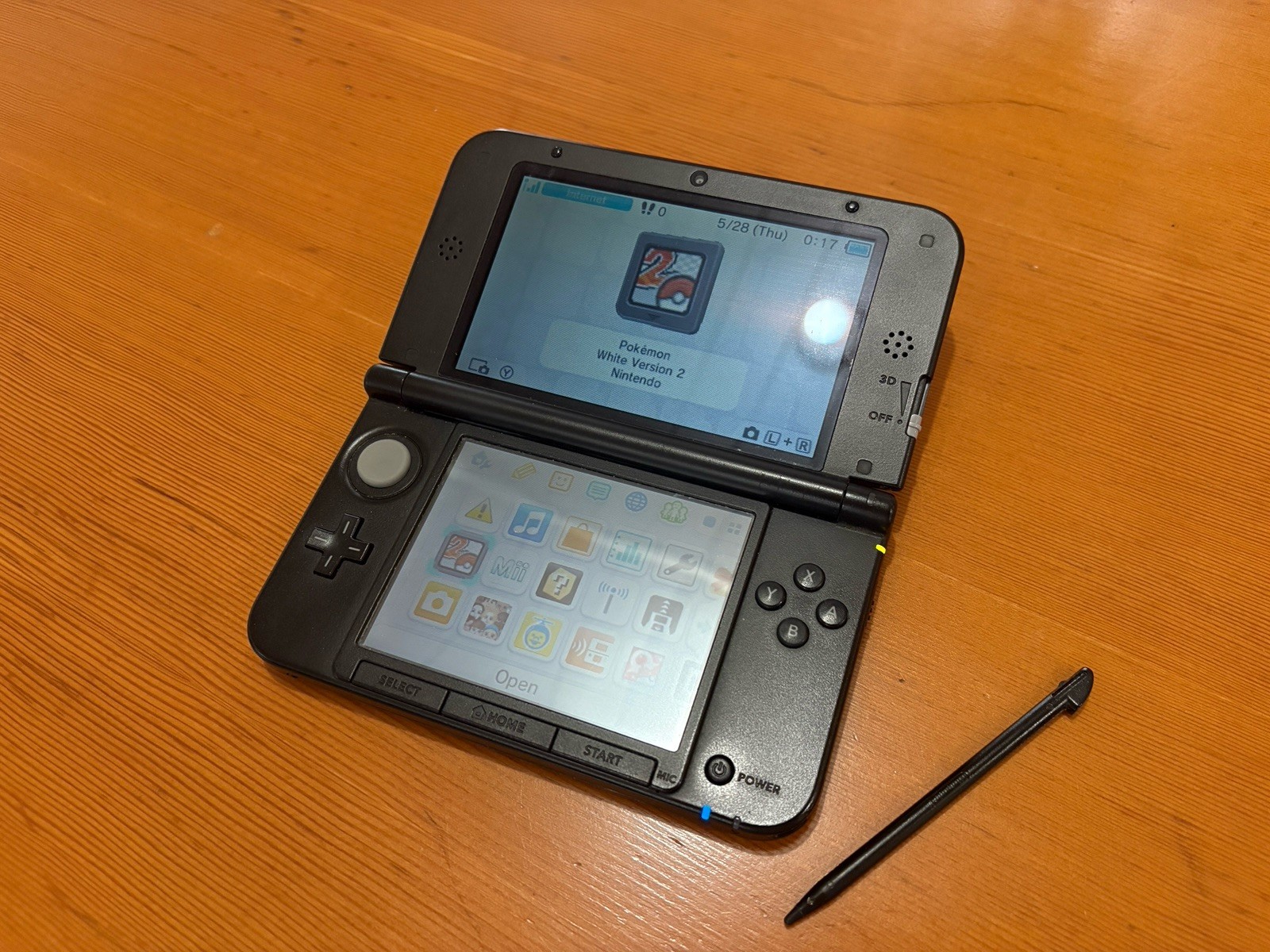 Nintendo 3DS LL XL Console Black Great Condition Working w/ Stylus No Yellowing