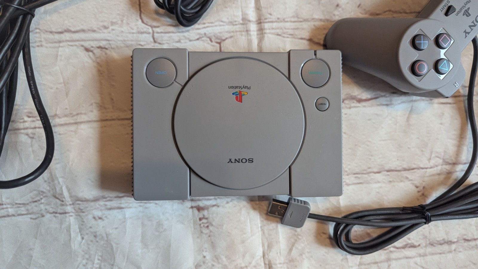 PLAYSTATION ONE CONSOLE W/ CONTROLLERS PLAYSTION CLASSIC PRELOVED