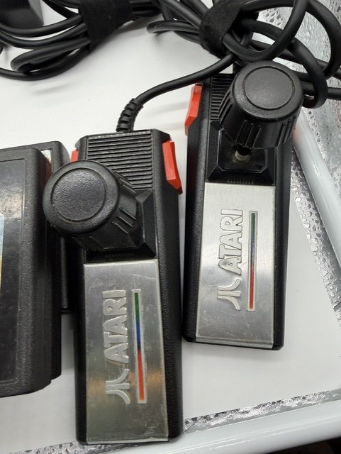 Atari 7800 Video Game Console -2 Controllers w/ box and games – Cleane and teste