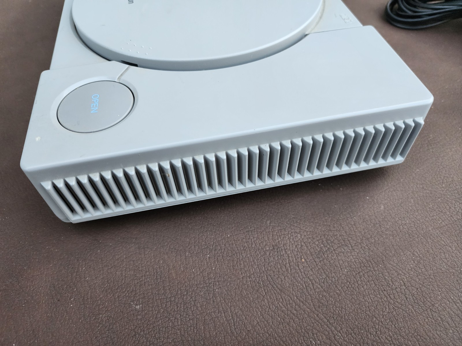 Sony PS1 SCPH-5501 console with hookups and controller