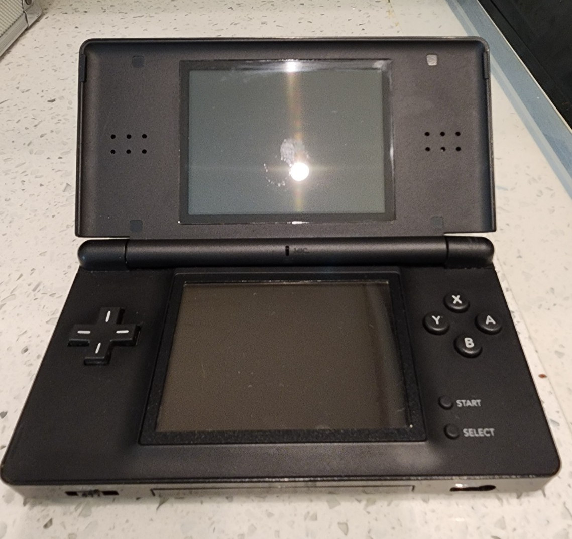 USED NINTENDO DS Lite Handheld System – Black w/accessories