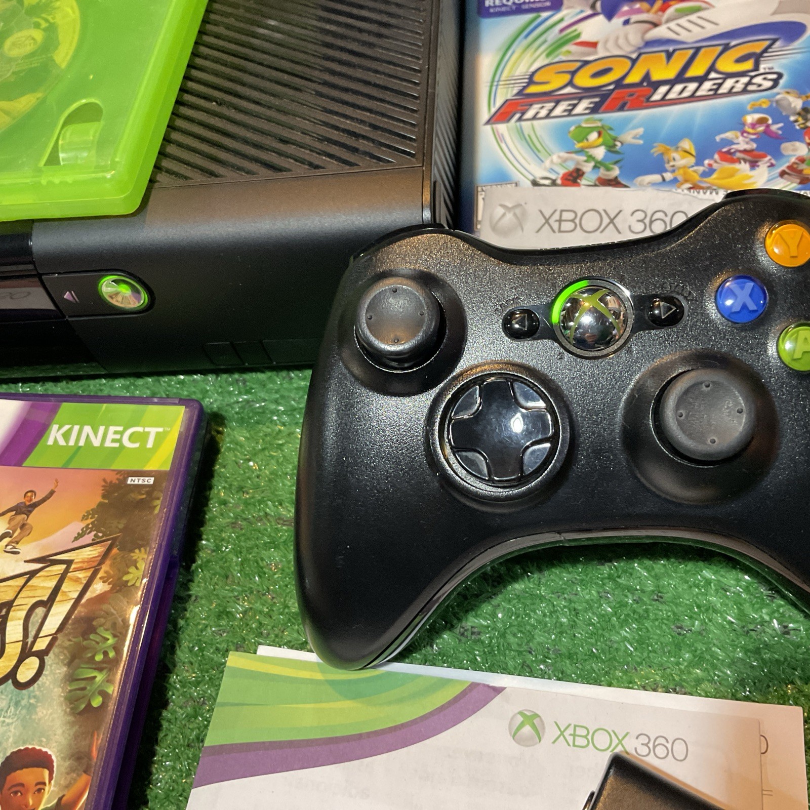 Xbox 360 4GB Kinect Bundle Box – Games Kinect Sports, Adventure, NCAA 14 + Sonic