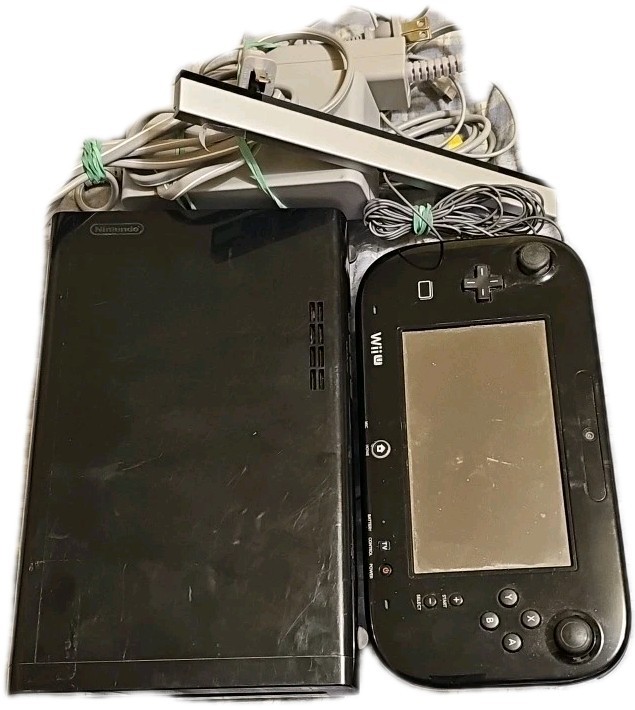 Nintendo Wii U Deluxe 32GB Console WUP-101(02) With Gamepad WUP-010(USA) Cables