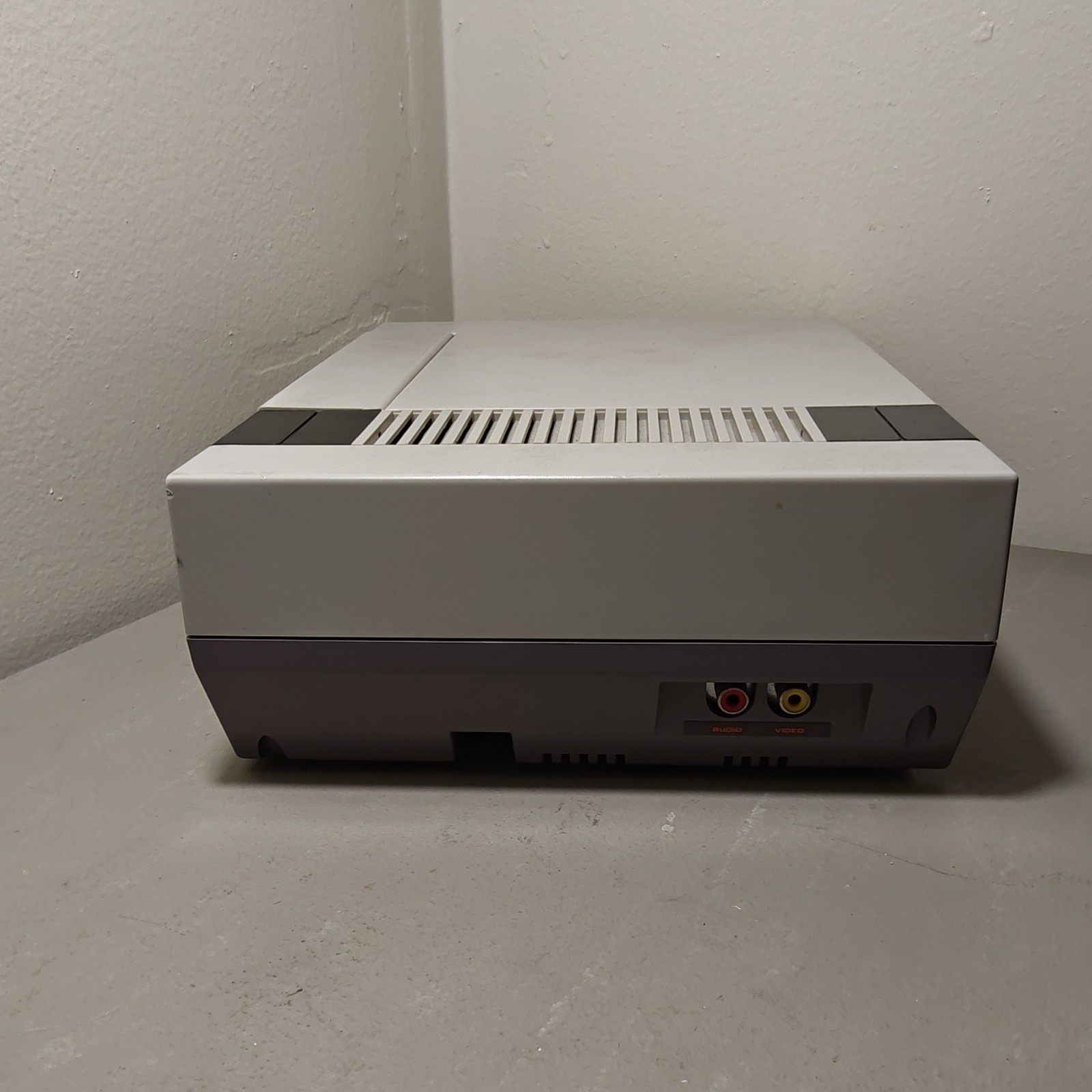 Nintendo NES-001 Console with Controller and 6 Game Cartridges