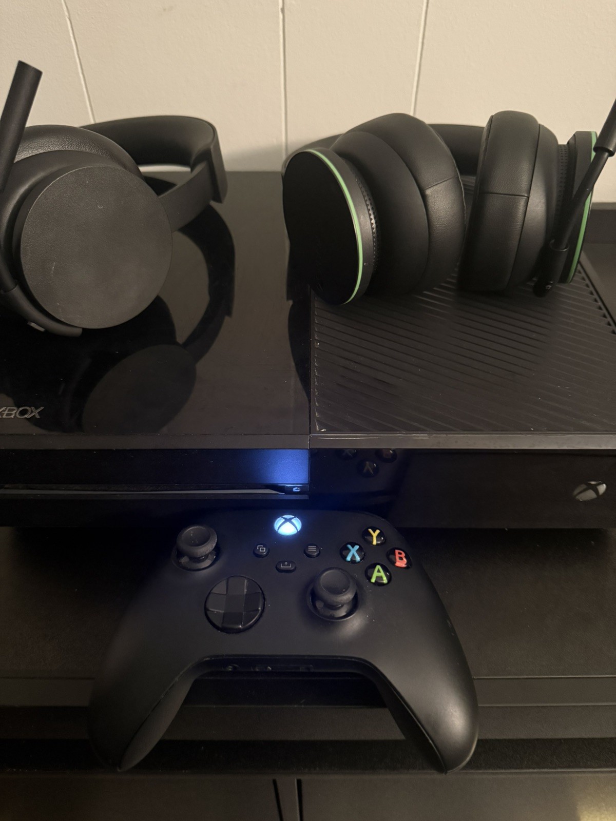 Microsoft Xbox One Console Bundle, controller, headsets Tested & Working