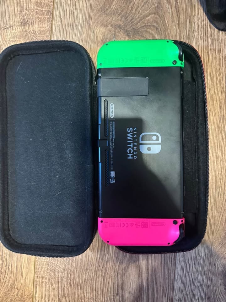 Nintendo switch + Sandisk 128GB microSD (Travel Case and protective screen)