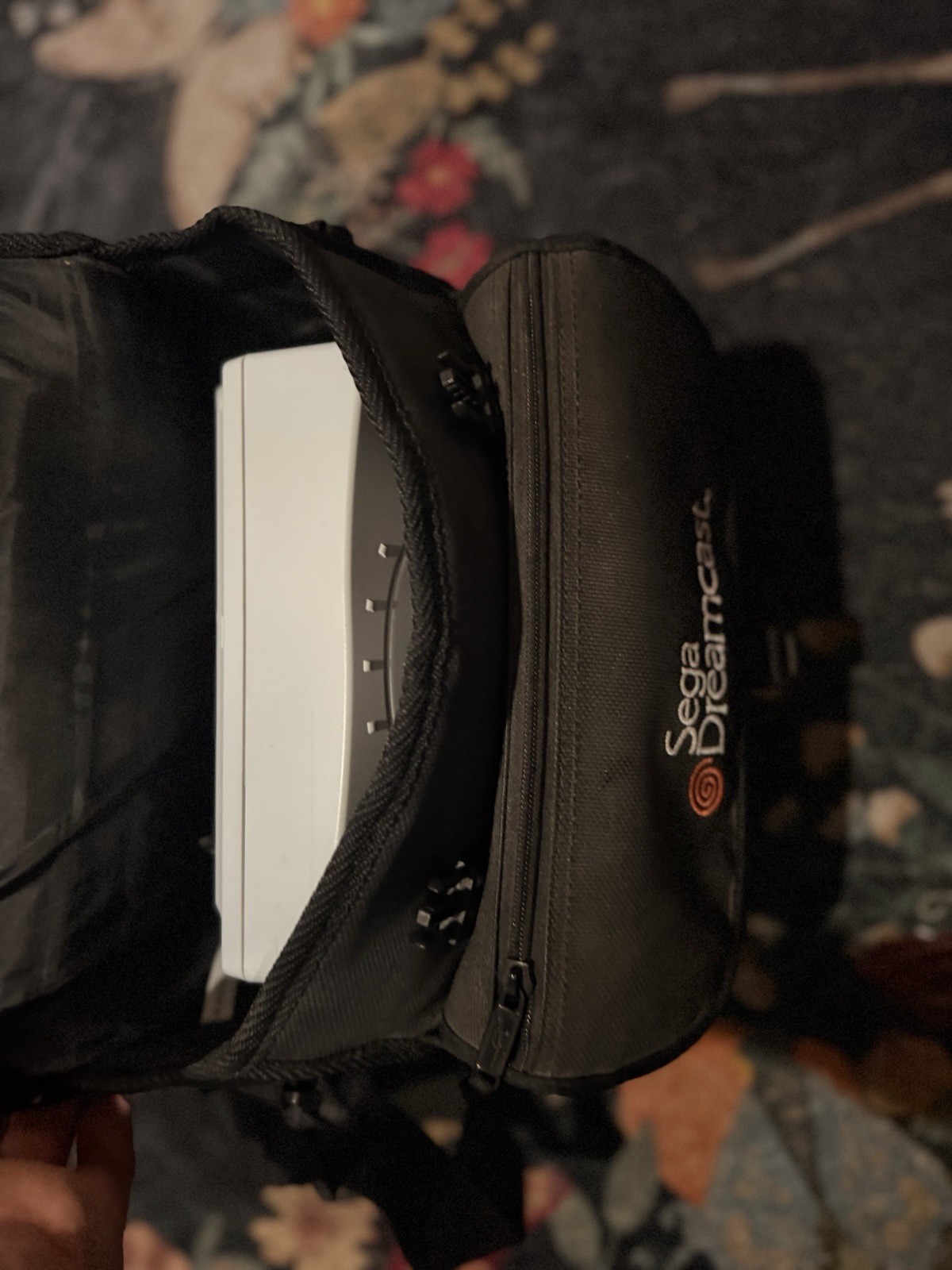 Sega Dreamcast console, Cords 2 controllers, 3 Sports Games & Official Carry Bag