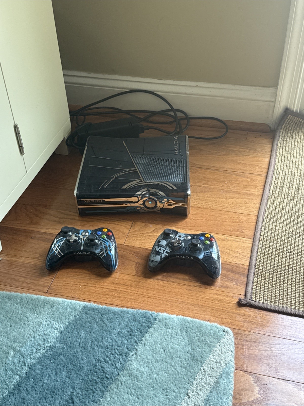 Halo 4 Limited Collector’s Edition Xbox 360 Console Included With Controllers