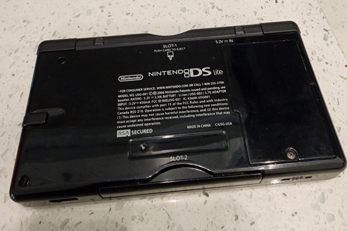 USED NINTENDO DS Lite Handheld System – Black w/accessories