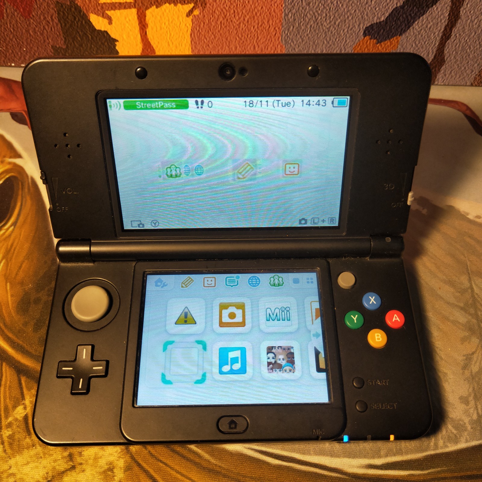 ‘New’ Nintendo 3DS Boxed Console PAL KTR-001 + 4 sets of plates