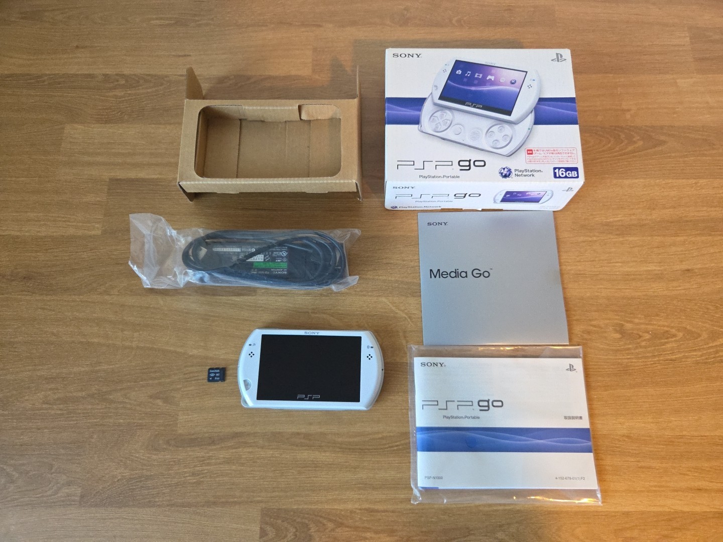 PSP GO PlayStation Portable White Game Console PSP-N1000 CIB US SELLER