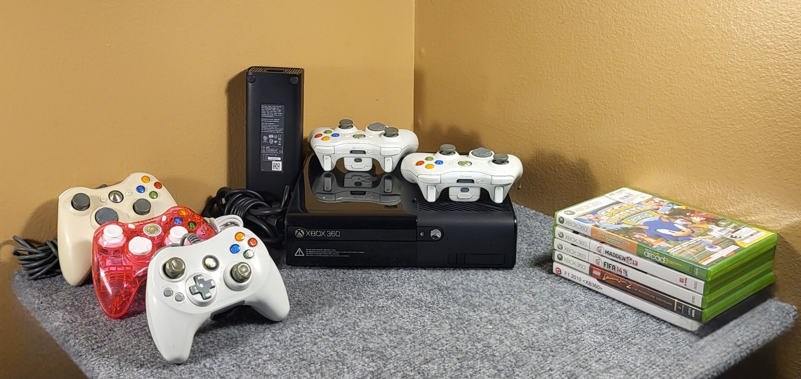 Xbox 360 E 4GB Home Console Black & 5 Games & 5 Controllers