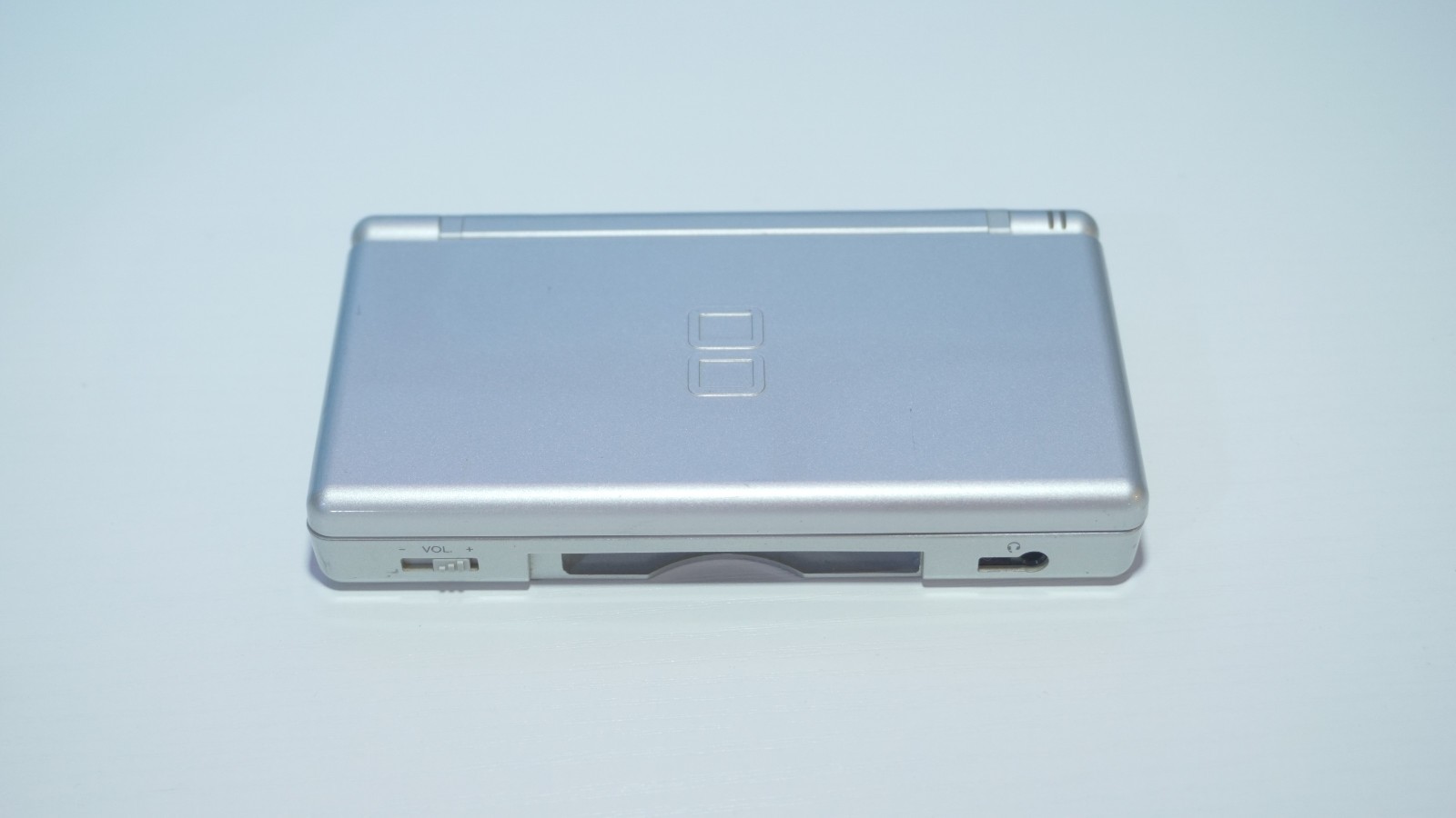 Nintendo DS Lite Launch Edition Silver Gaming System with Charger & Stylus Pen