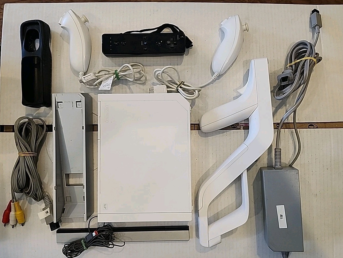 Nintendo RVL-101 Wii Console w 1 Generic Controller Chuck Gun OEM Charger Tested