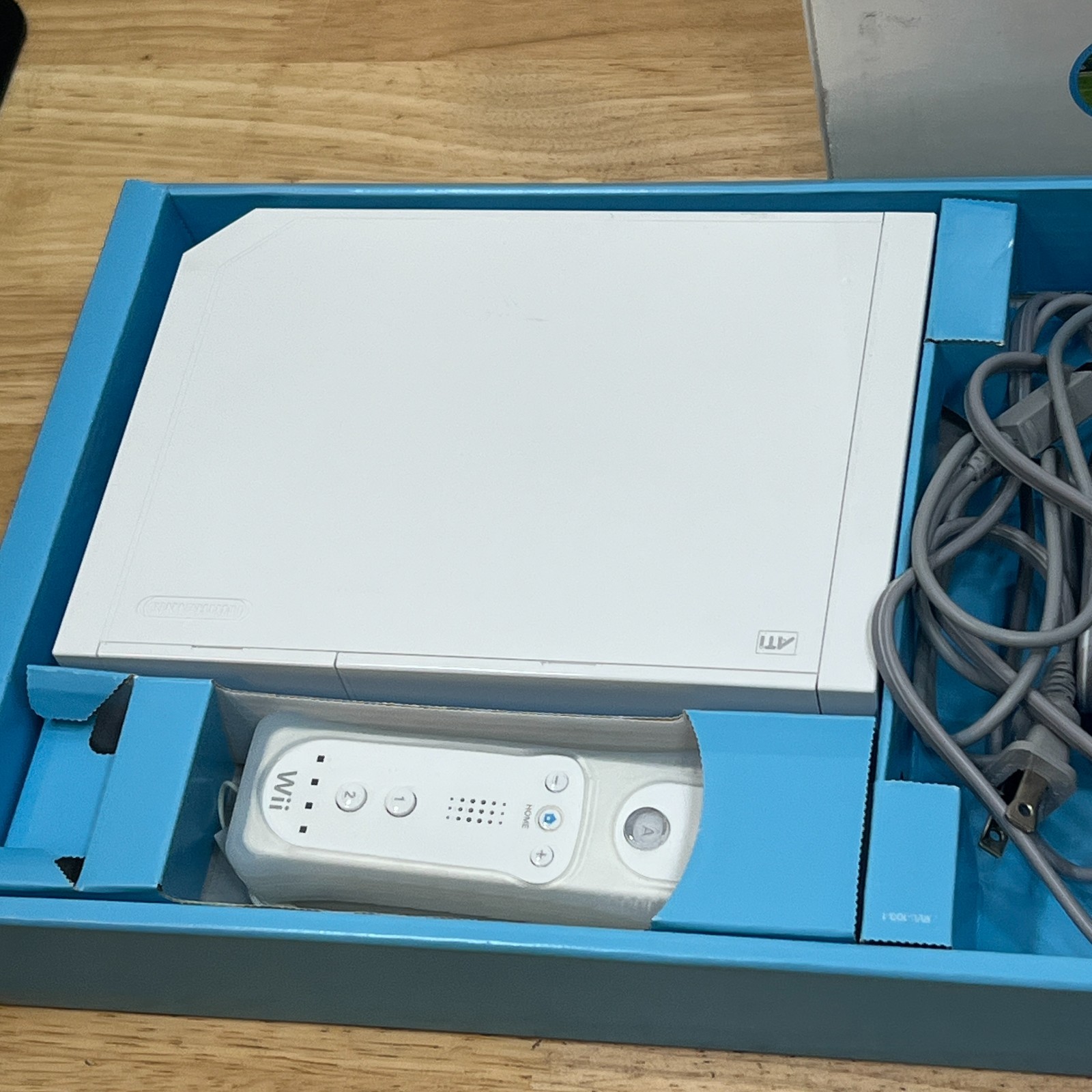 MINT Nintendo Wii Console Bundle White RVL-001 CIB wii Sports Netflix BOXED