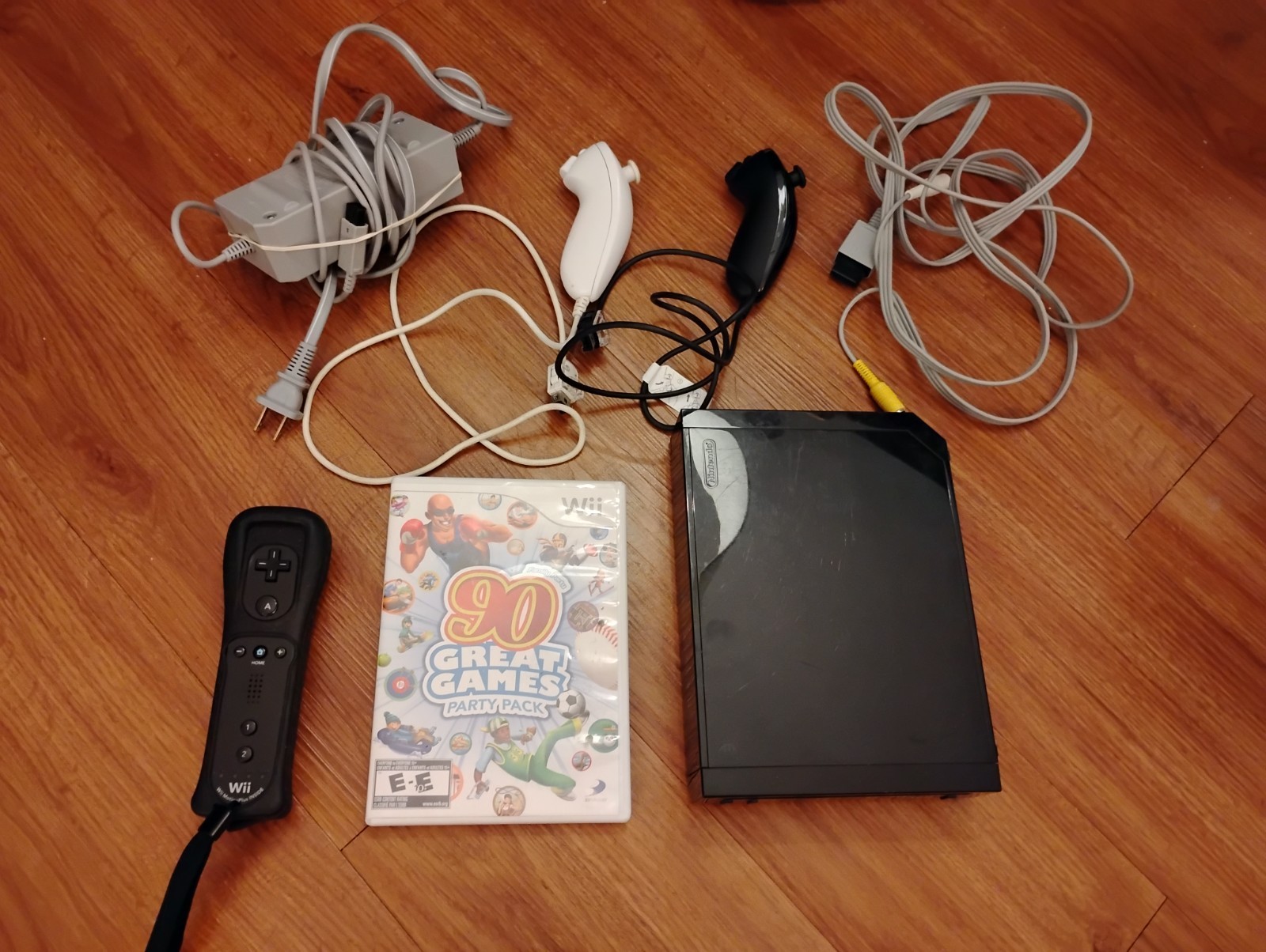 Nintendo Wii Console Bundle Black, Controllers, Cords and Games