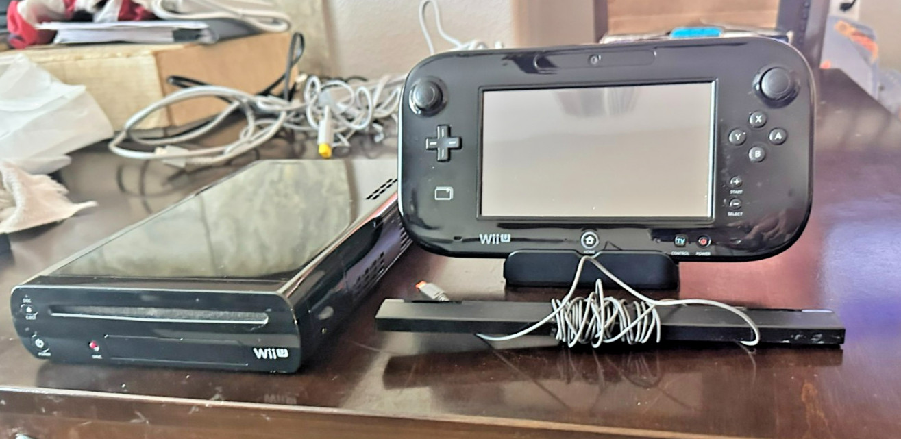 Nintendo Wii U 32GB Deluxe Set + 8 Games – Wind Waker HD, Smash, Mario 3D World