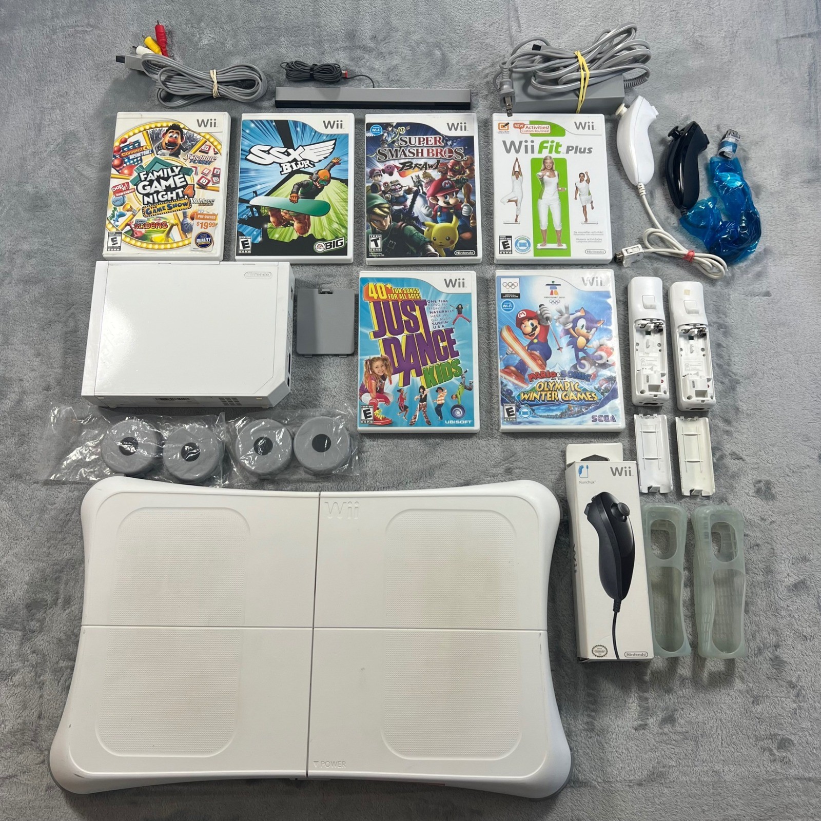 Nintendo Wii Bundle White Console 6 Games 2 Remotes Nunchucks Balance Board