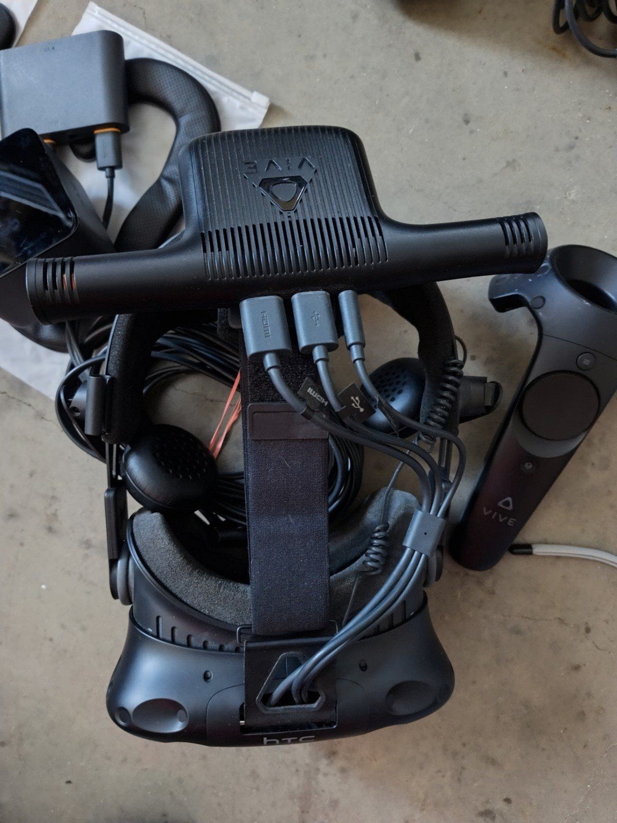 HTC Vive VR Headset Complete Set Full Kit System Virtual Reality Excellent